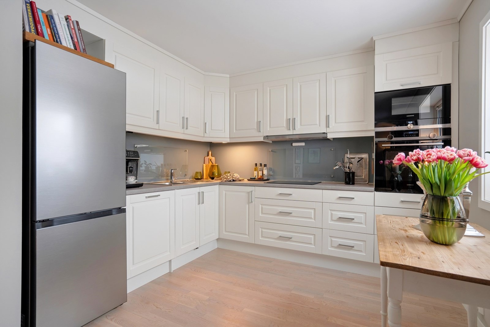 Av hvitevarer finnes integrert oppvaskmaskin, komfyr og platetopp, samt et frittstående kjøl- og fryseskap. Galleribilde