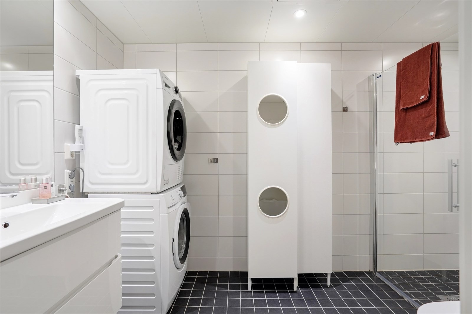 Badet er moderne og pent utført, med flislagte overflater, varmekabler i gulv og tidløse materialvalg. Galleribilde