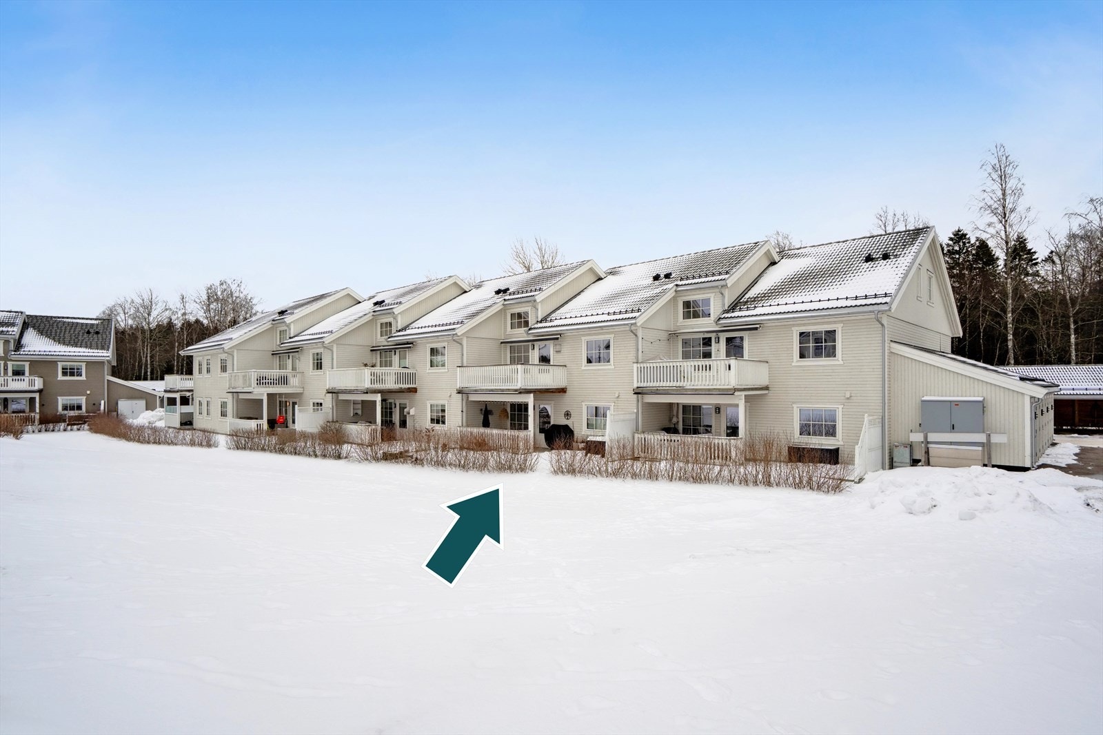 Dette er en lys og moderne andelsleilighet beliggende i 1.etasje i attraktivt rekkehus på populære Linnomtunet. Galleribilde