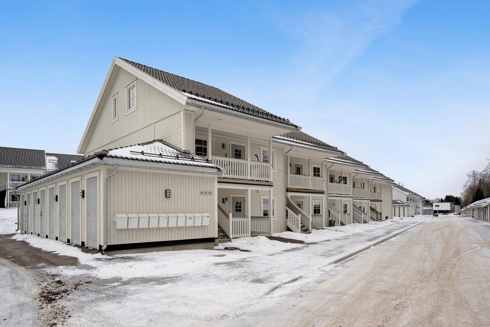 Området er tilbaketrukket og nydelig opparbeidet med beplantede gårdsrom, hyggelige tun og lekeplasser. Galleribilde