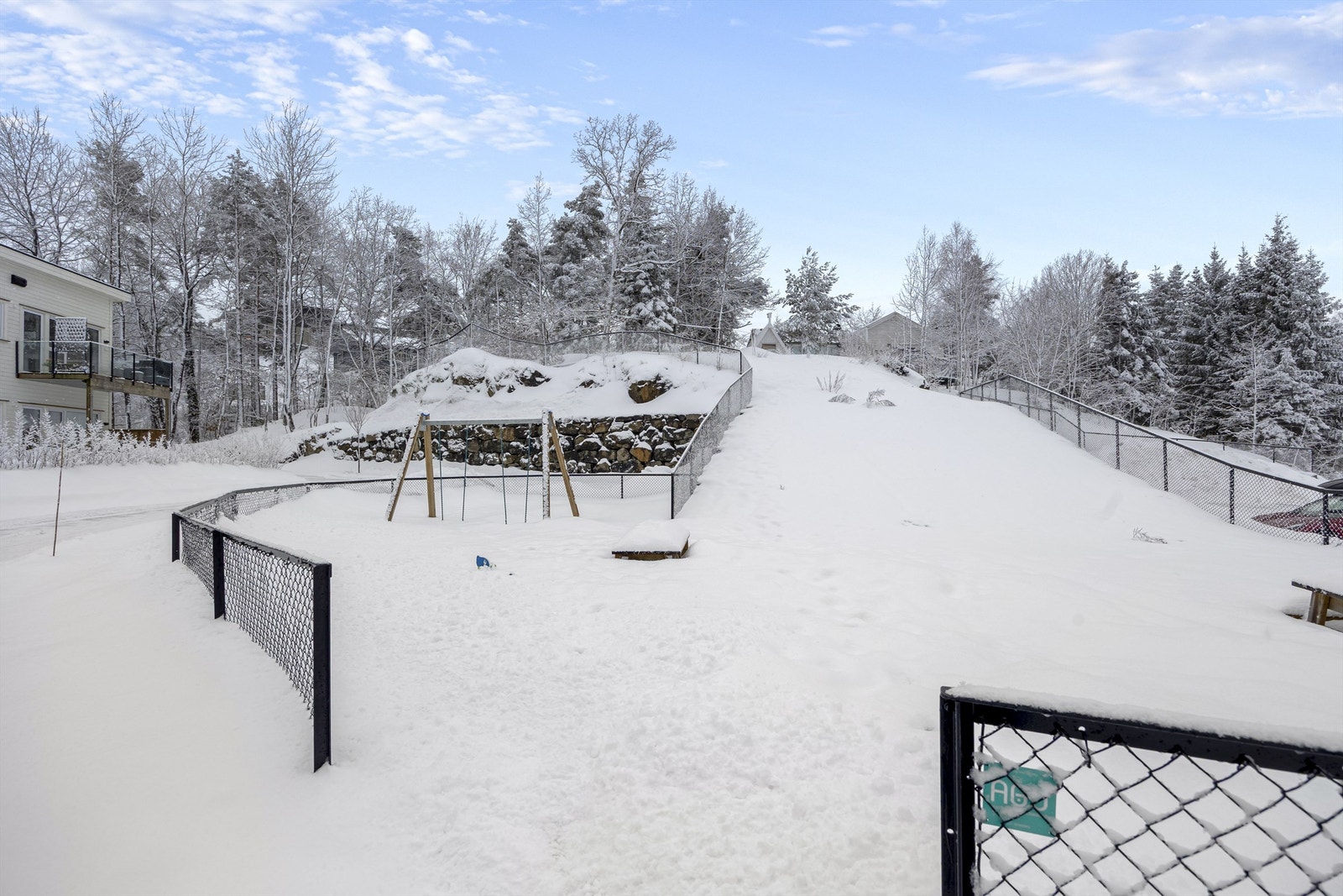 Lekeplassen. Området er flott opparbeidet med murer og asfaltert snuhammer, samt parkeringsplass. Galleribilde