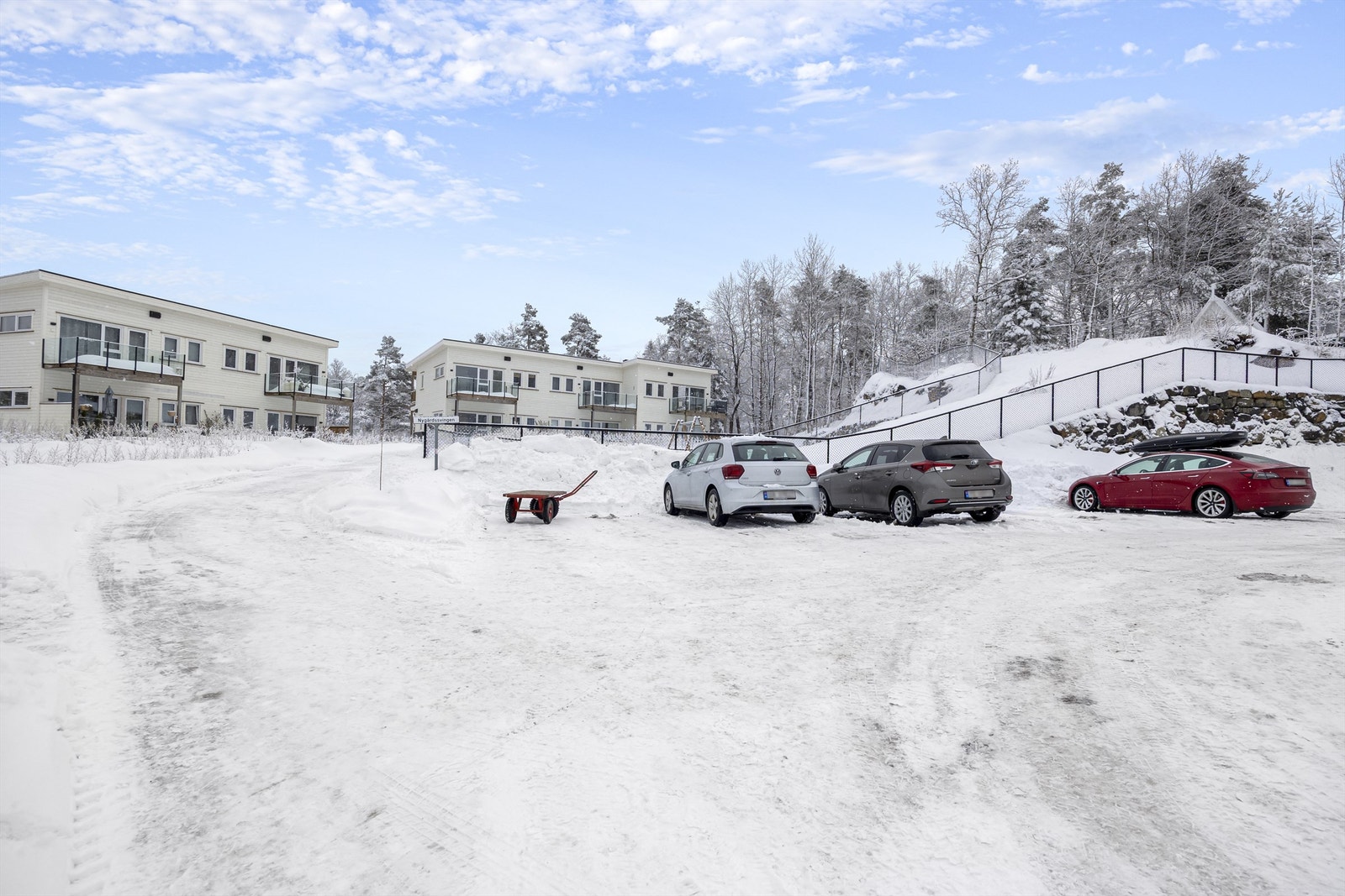 Det er mulighet for elbillader på parkeringsplassen, det er klart med trekkerør til strøm. Galleribilde