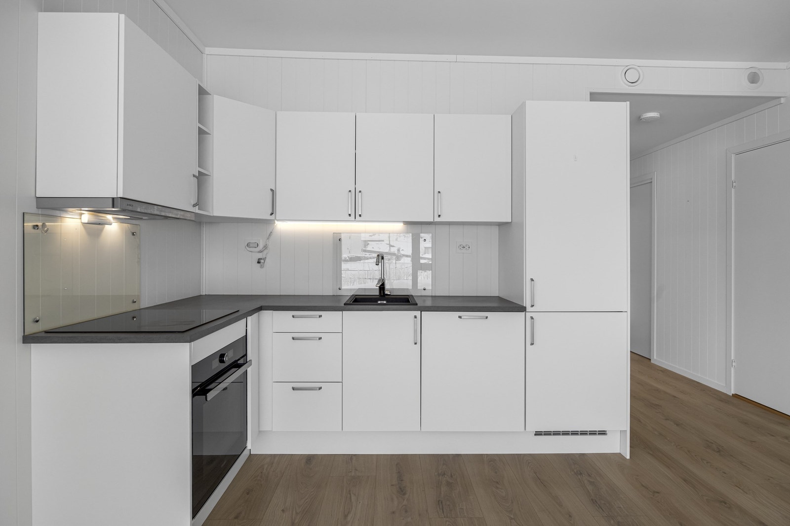 Kjøkken med komfyrvakt og glassplate på utsatte steder. Galleribilde