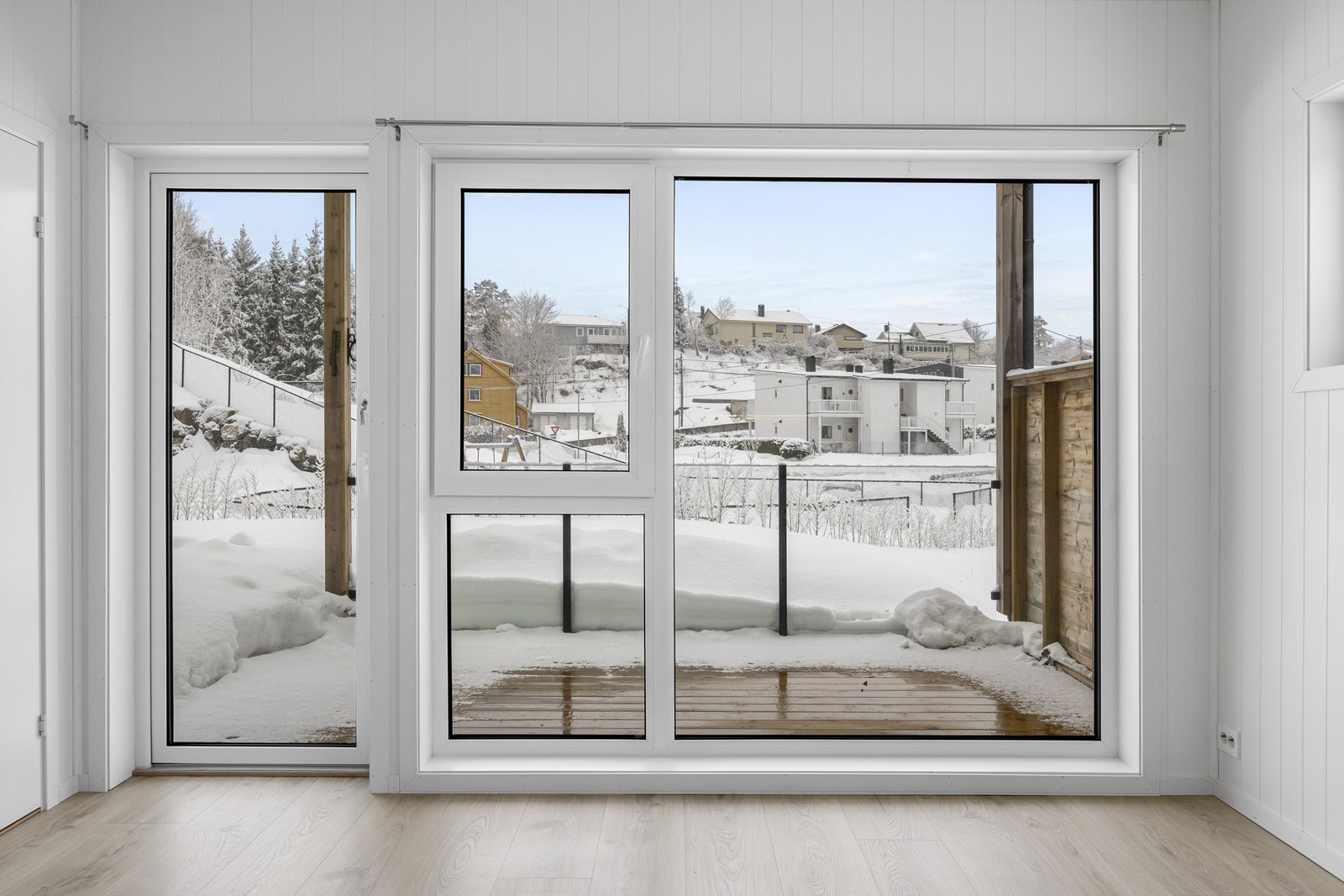 Fin uteplass med glassrekkverk. Galleribilde