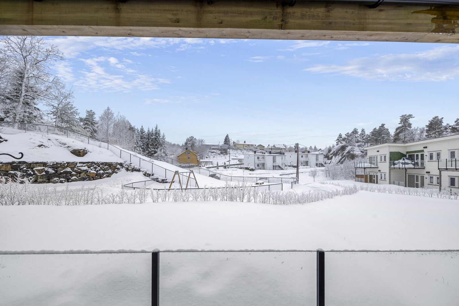 Fellesarealer består av snuhammer, lekeplass, parkeringsplass og plenarealer. Galleribilde