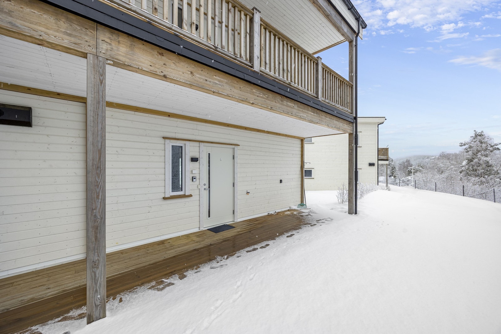 Inngangsparti med takoverbygg. Her kan man nyte morgensolen og fritt utsyn. Galleribilde