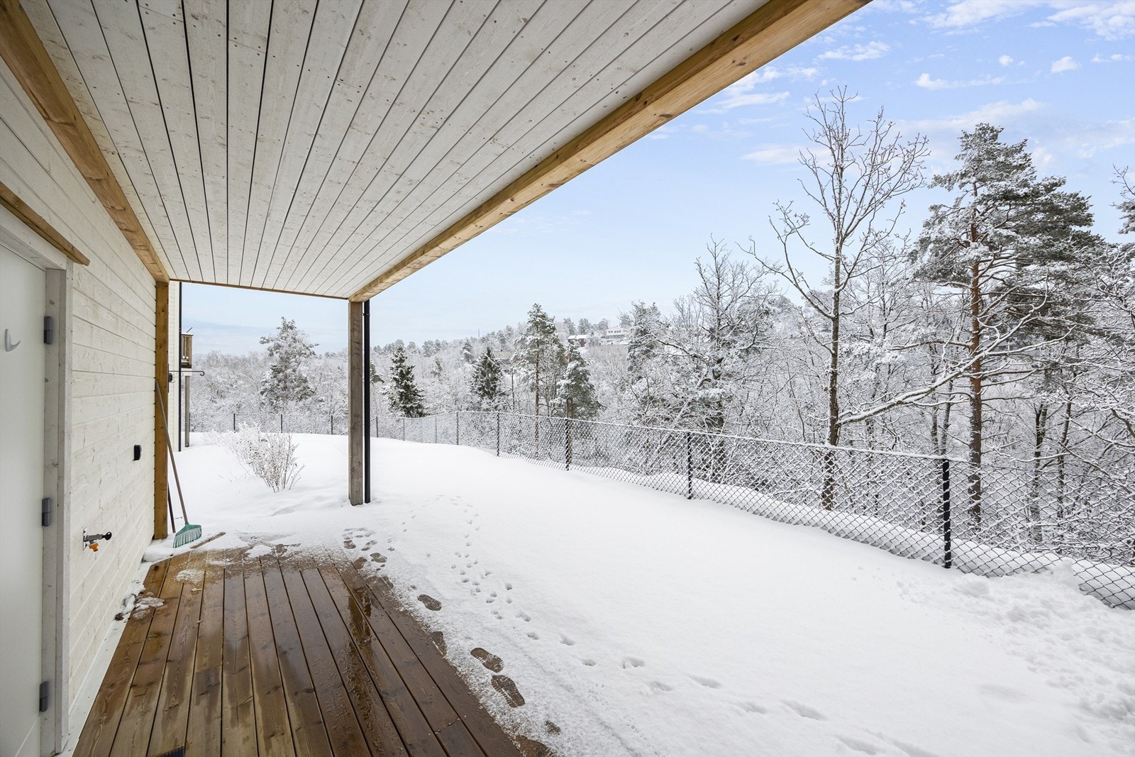 Vannuttak og strøm ved inngangspartiet. Galleribilde