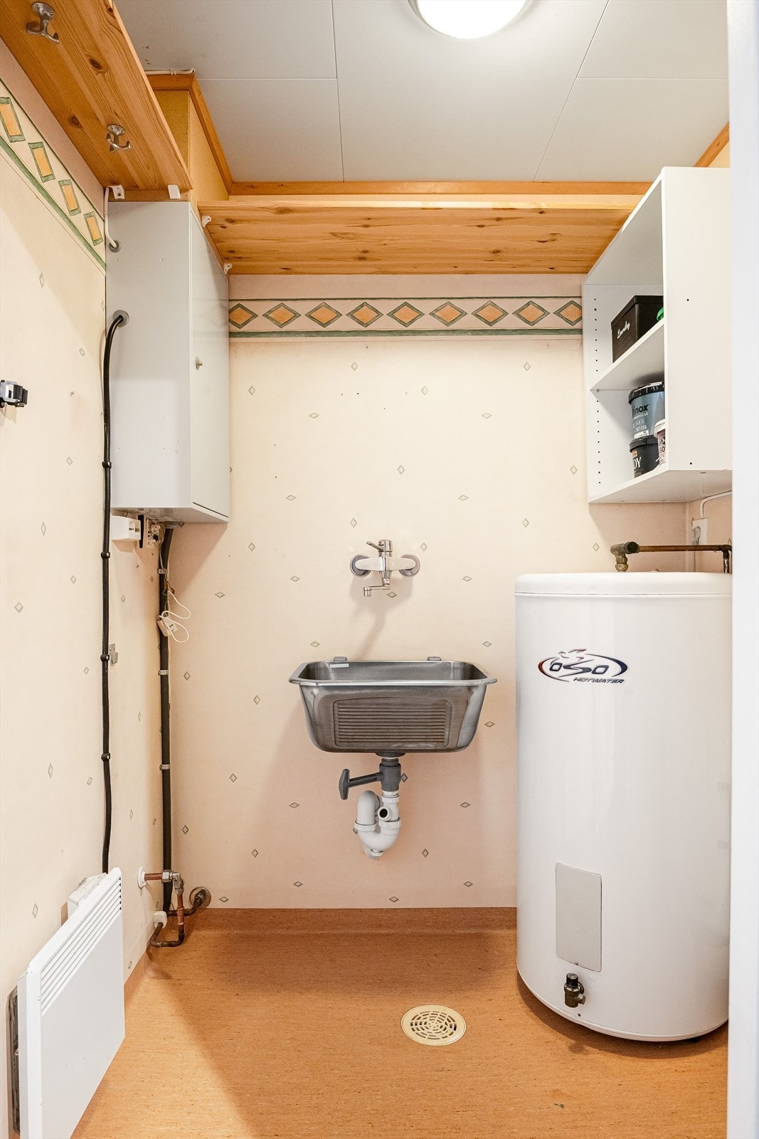 Fra entréen er det adkomst til en praktisk vaskerom med utslagskum, varmtvannsberede og opplegg for vaskemaskin. Galleribilde