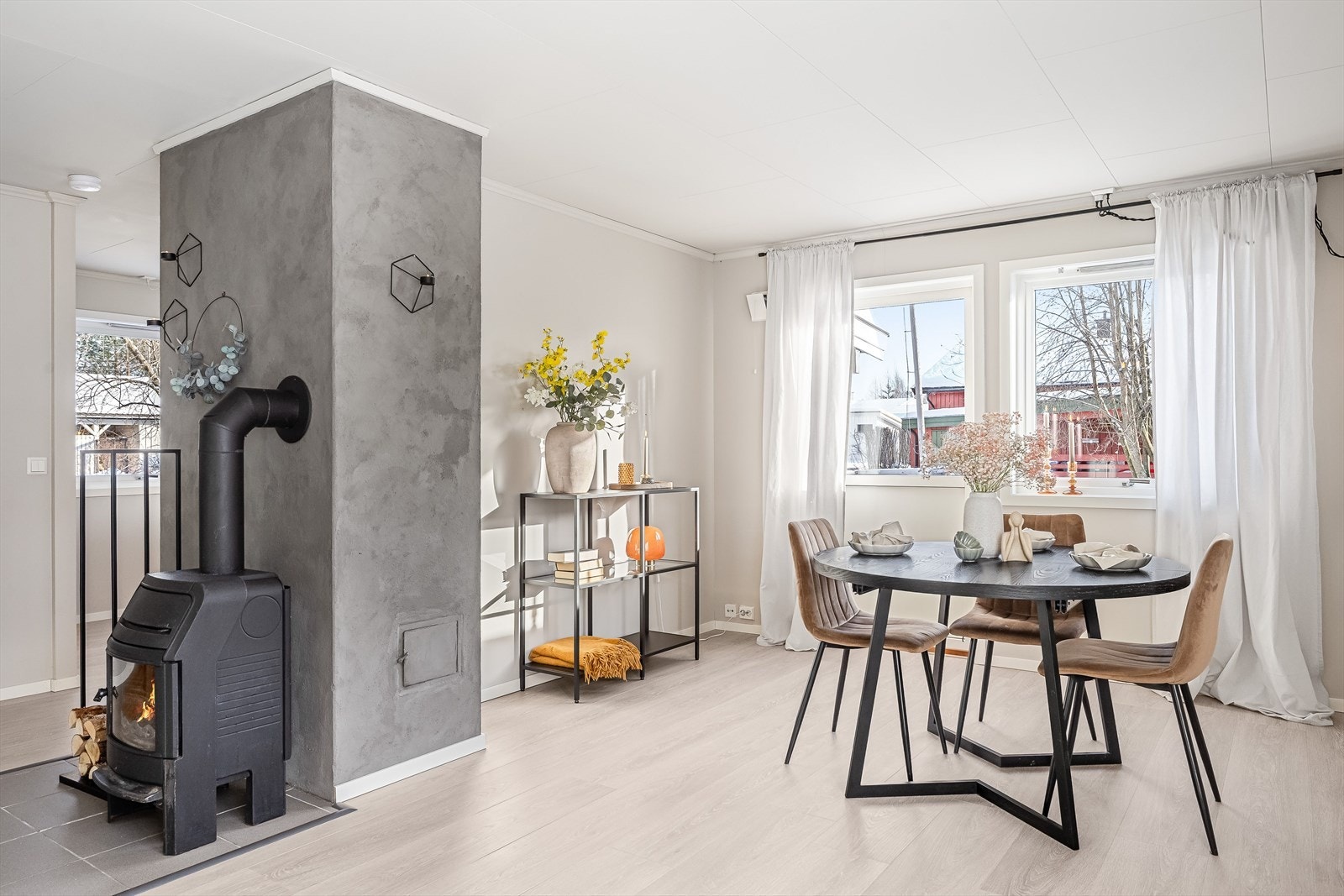 Stuen har god standard med lys enstavs laminat fra 2024 på gulv og lysmalte overflater med en fin kontrastvegg. Galleribilde