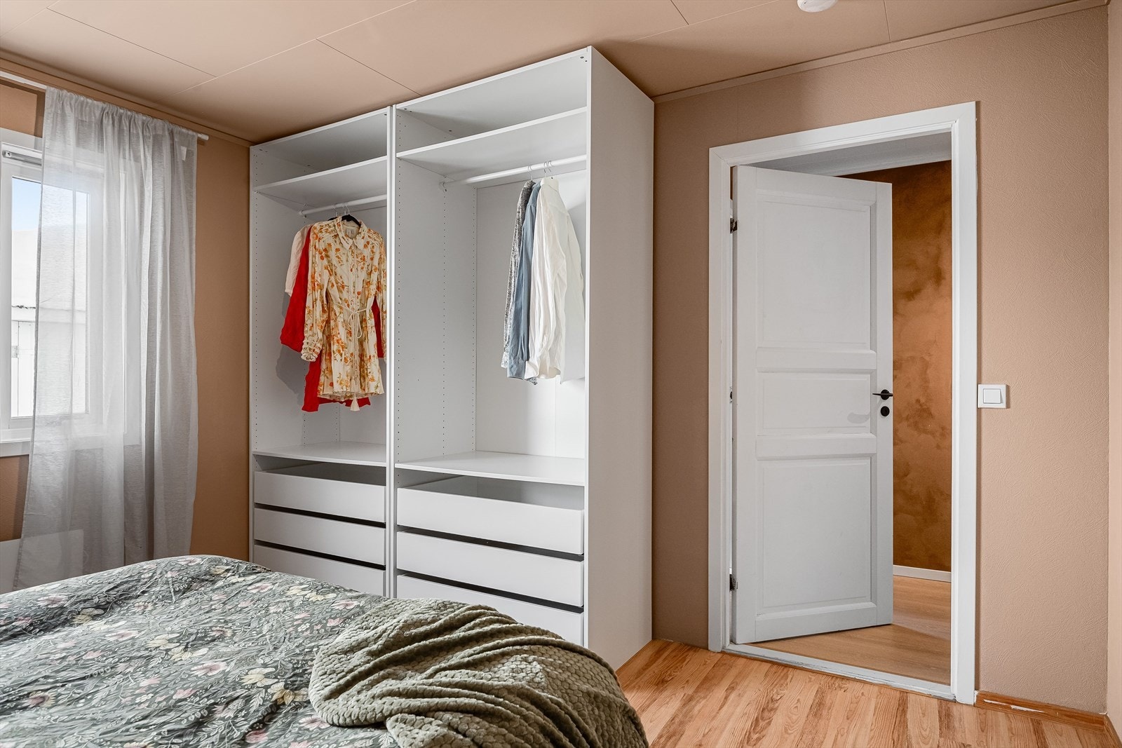 På soverommet er det naturlig plass til stor dobbeltseng med tilhørende nattbord, samt god oppbevaringsplass i åpen garderobeløsning med skuffer, hyller og oppheng. Galleribilde