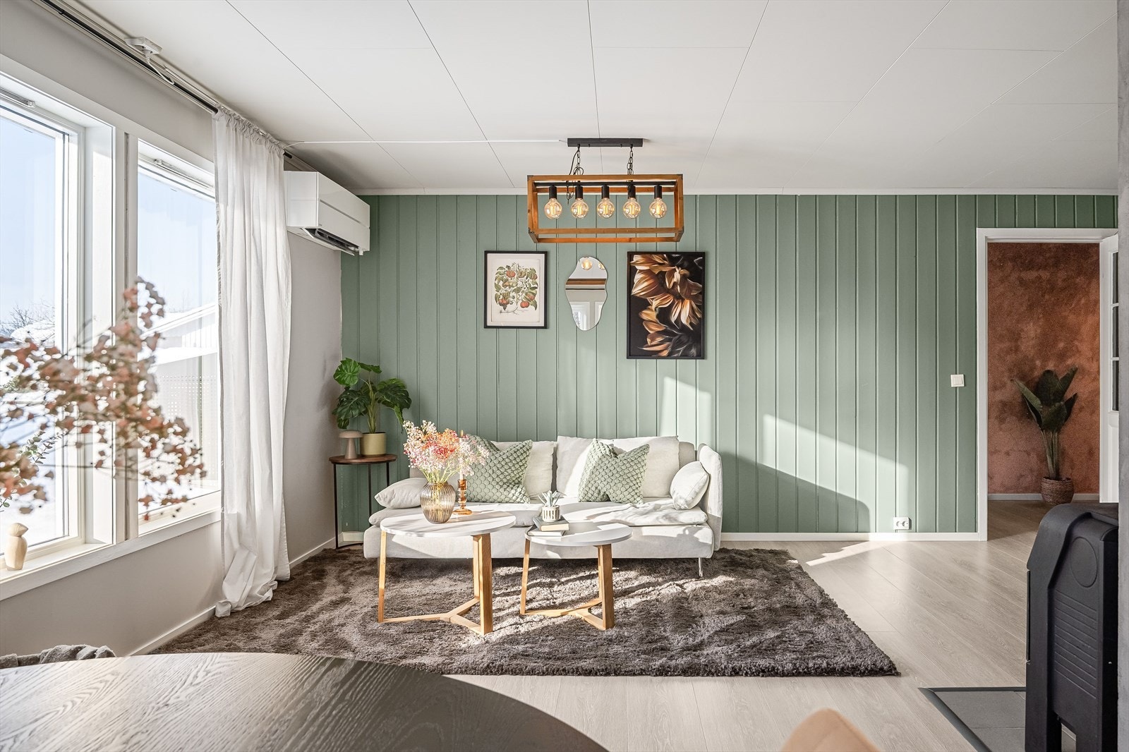 Det er montert luft-til-luft varmepumpe fra 2019 som sørger for en god og jevn varme på kaldere høst- og vinterdager. Galleribilde