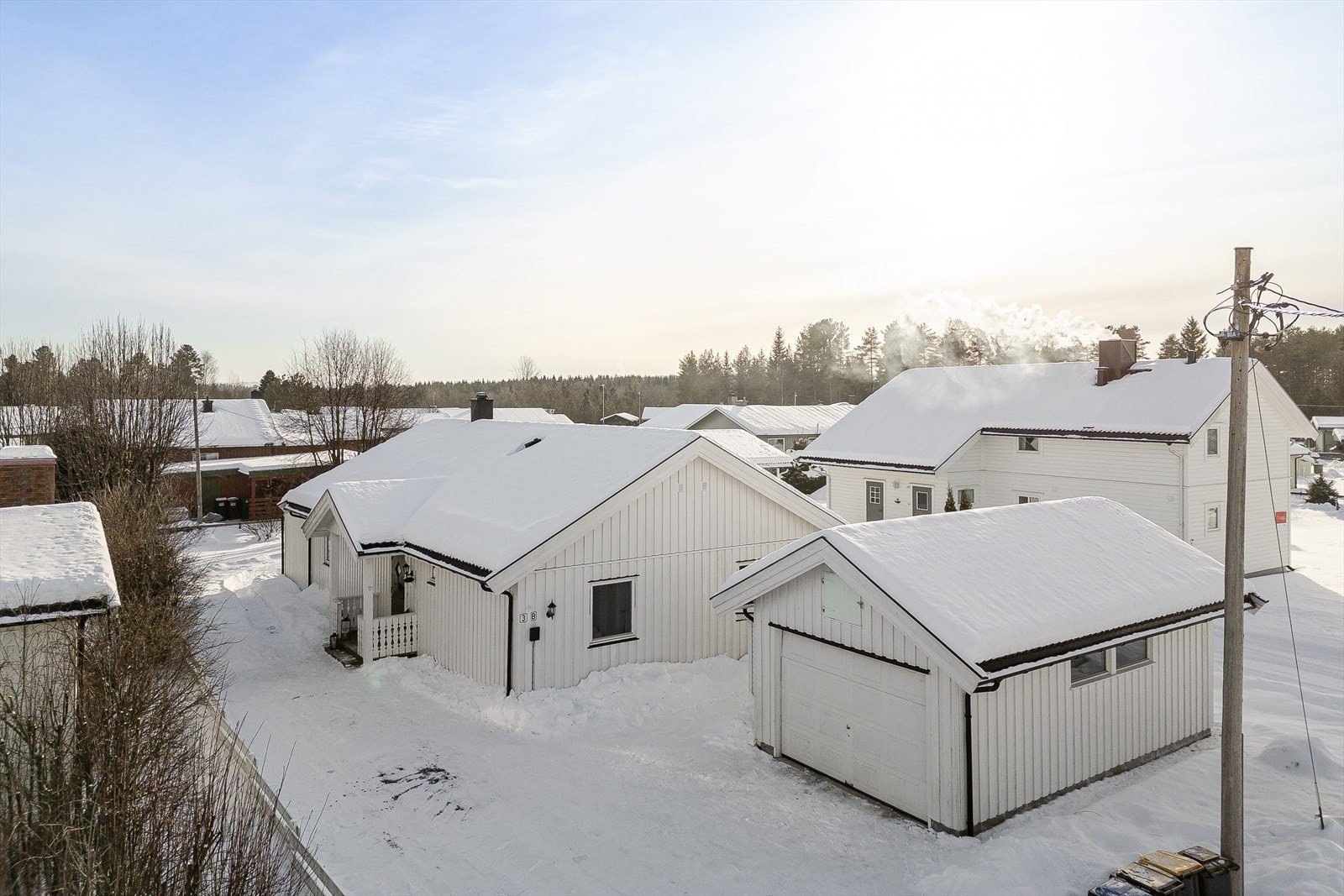 Eiendommen er bebygd med en enebolig fra 2000, en garasje fra 2000 og en redskapsbod fra 2000. Galleribilde