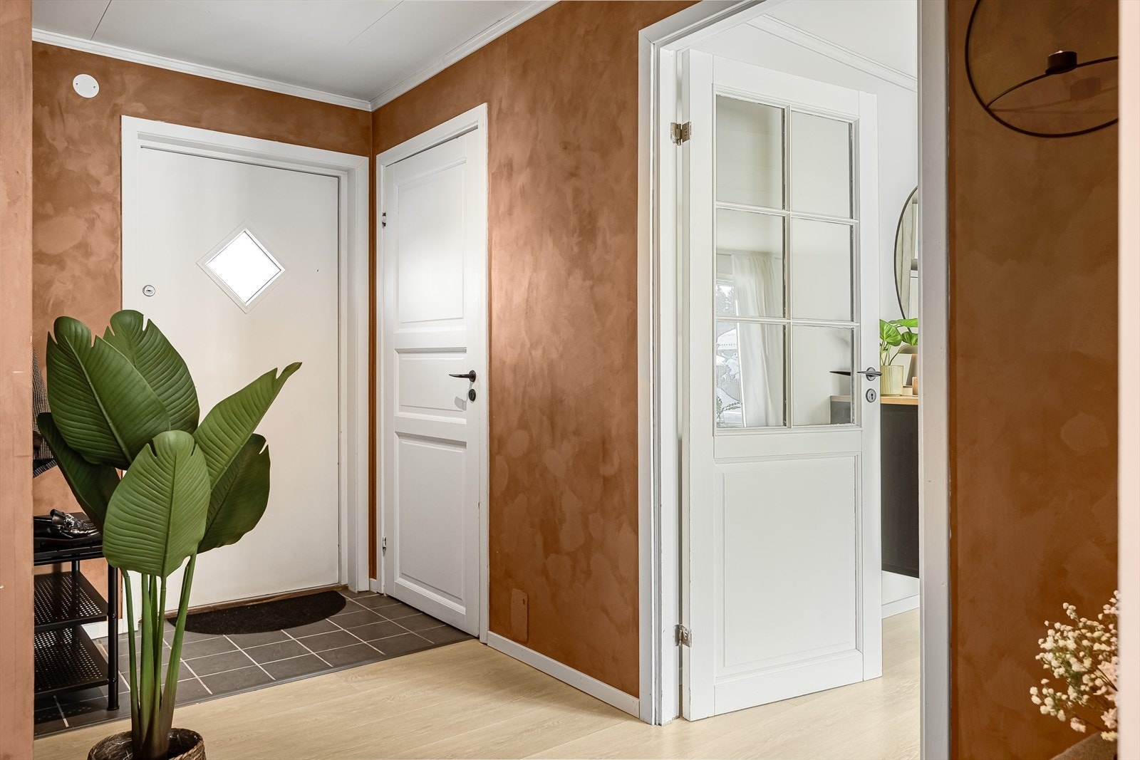 Fra entréen er det adkomst til et praktisk vaskerom. Galleribilde