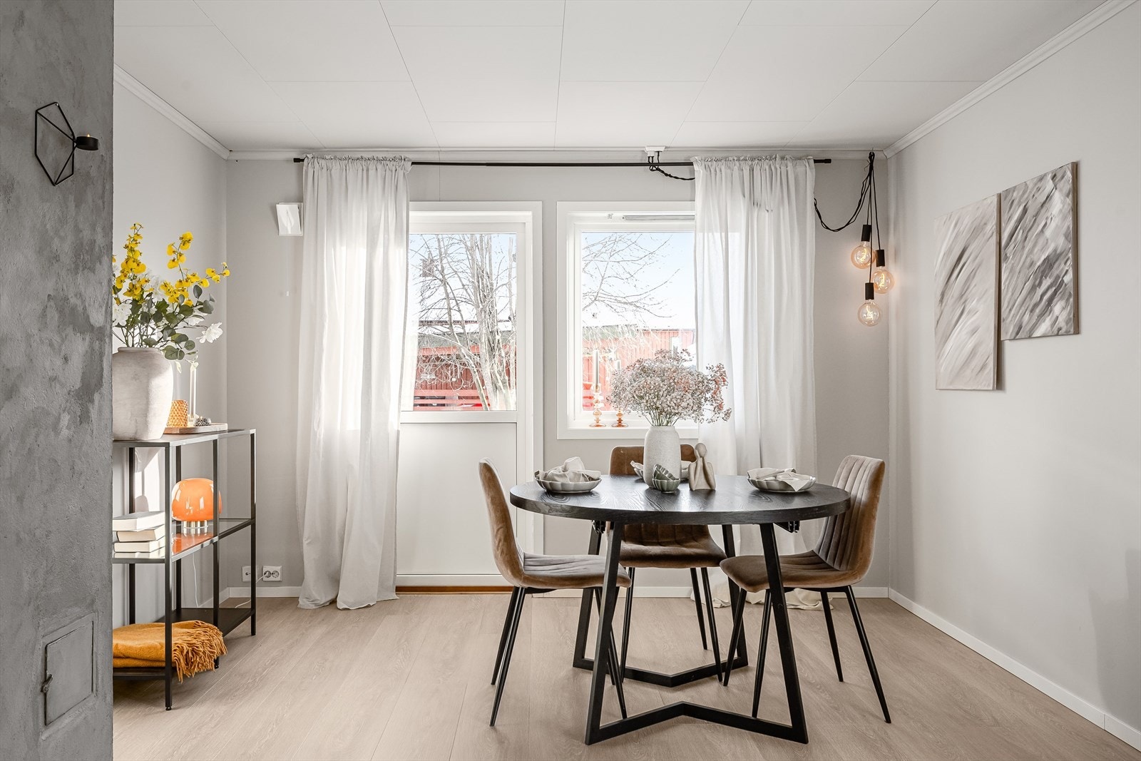 Stuen er romslig og kan fint innredes med både stor sofagruppe og spisebord. Galleribilde