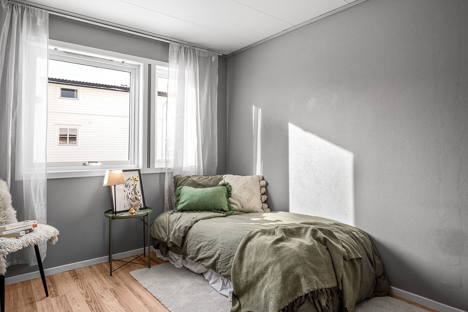 Soverommet har laminat på gulv og gråmalte overflater. Galleribilde