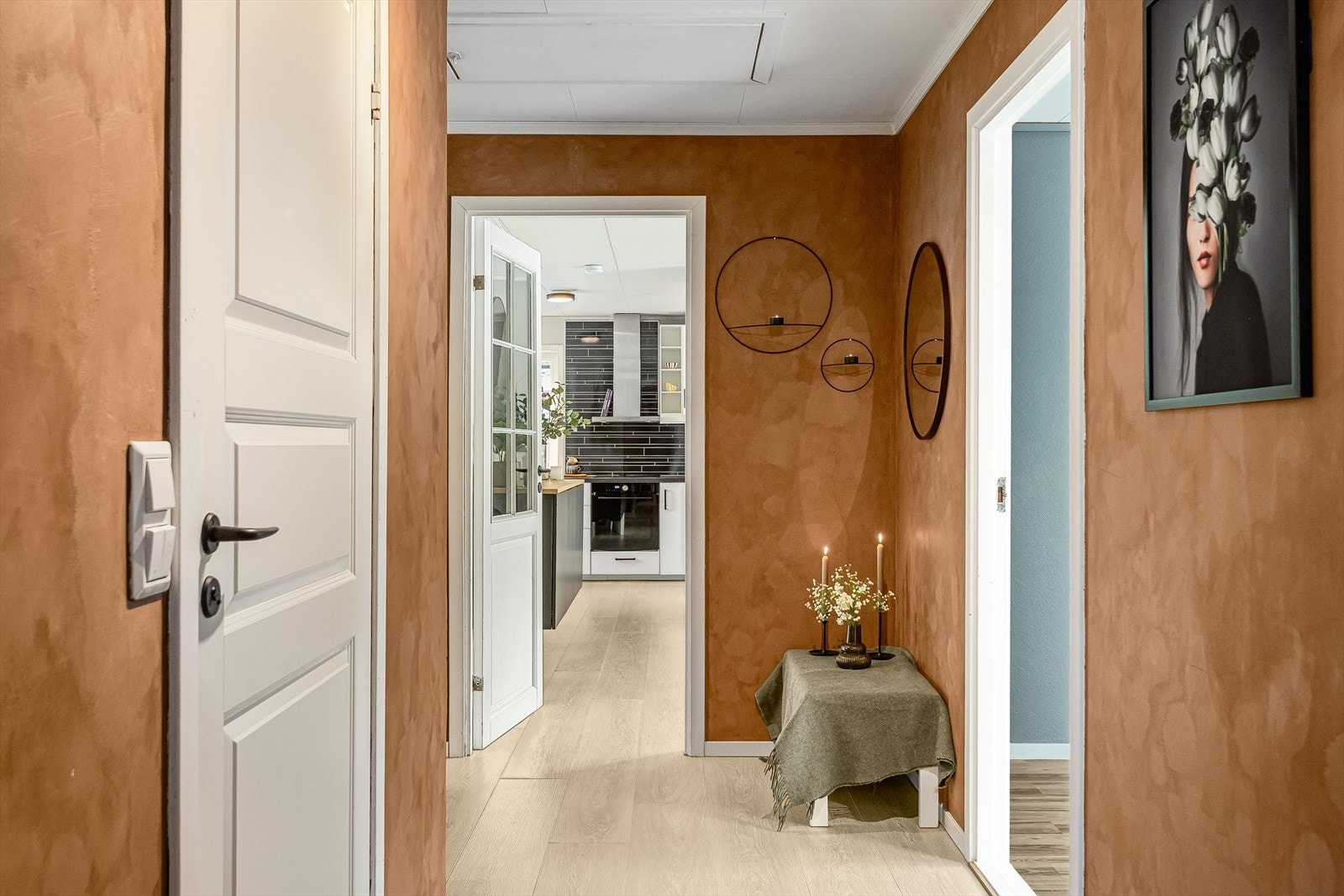 Gangen har god standard med lys enstavs laminat fra 2024 på gulv og overflater malt med stilig kalk-maling i en fin varm farge. Galleribilde