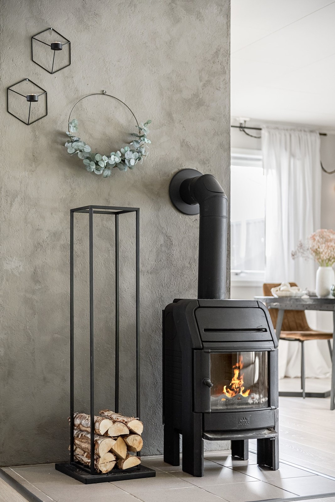 Som et fint midtpunkt i stuen er det en koselig vedovn som både gir god varme og bidrar til ekstra hygge. Galleribilde