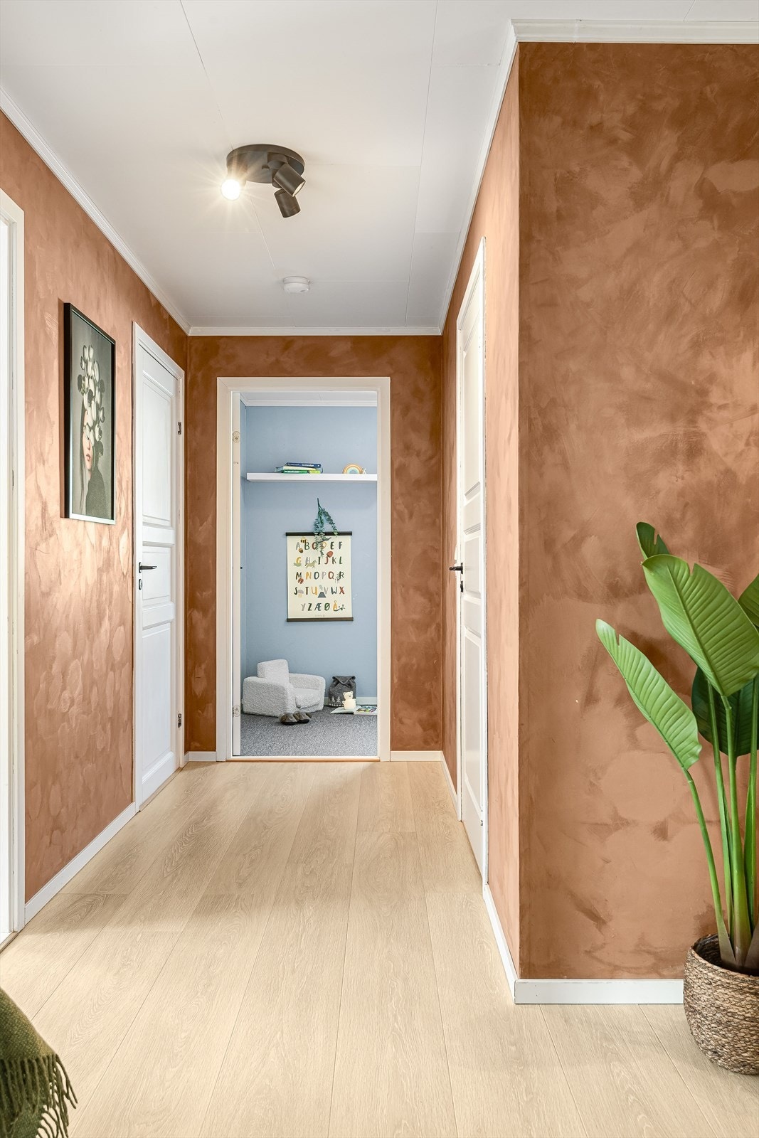 Fra gangen er det adkomst til 3 soverom og baderom. Galleribilde