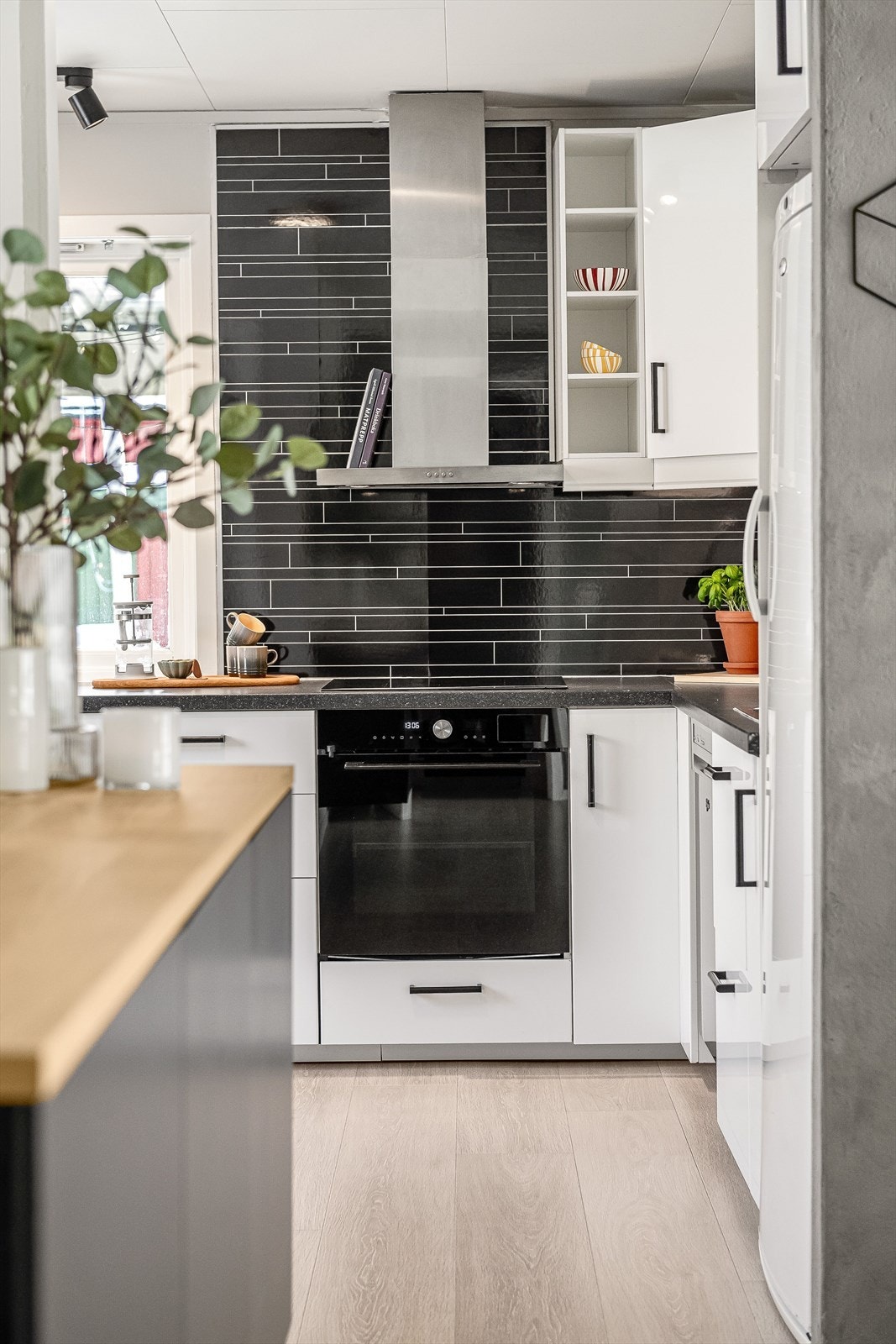 Kjøkkenet ligger i naturlig tilknytning til stuen. Galleribilde