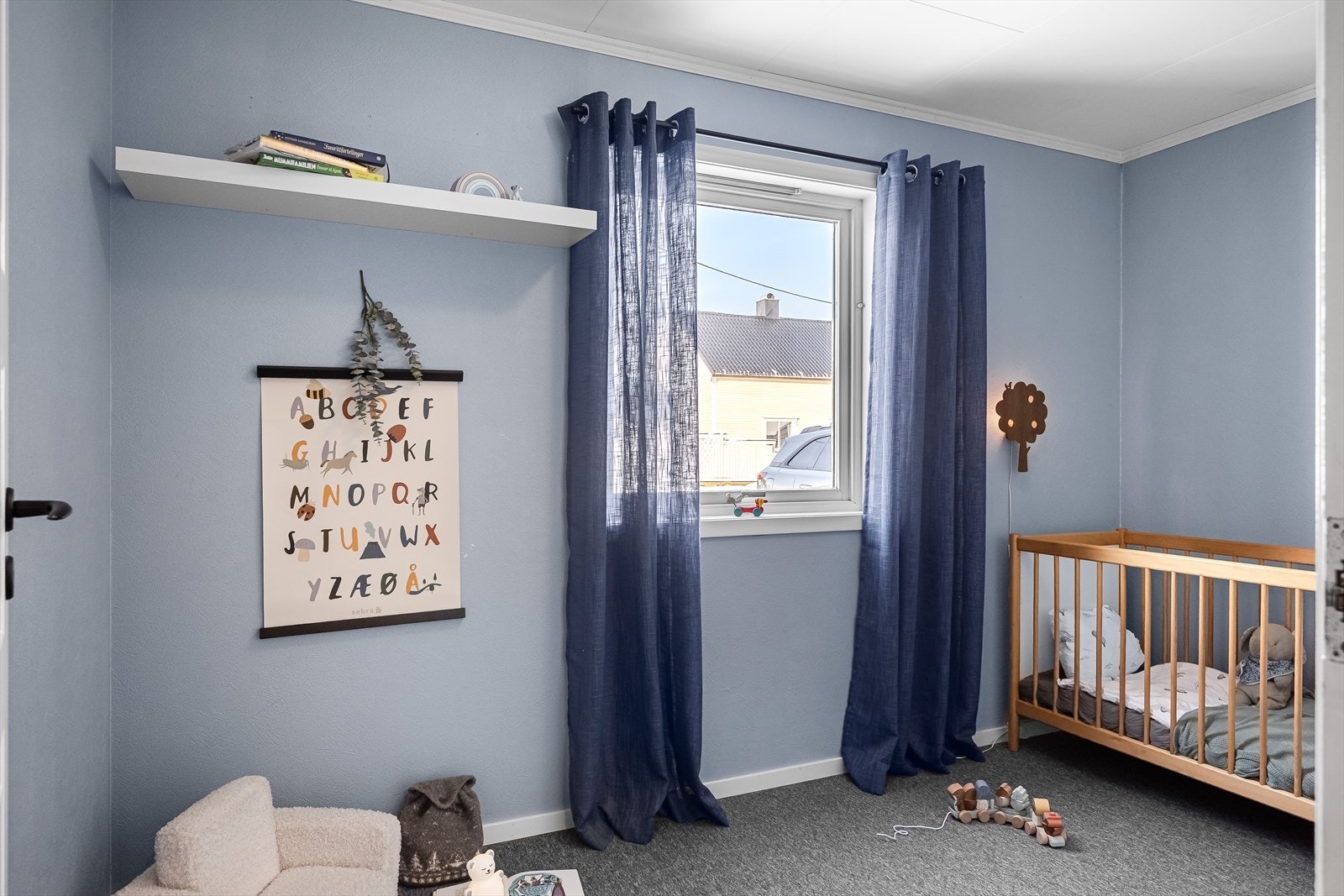 Soverom 3 har lunt teppegulv og er malt i en fin lys blåfarge. Galleribilde