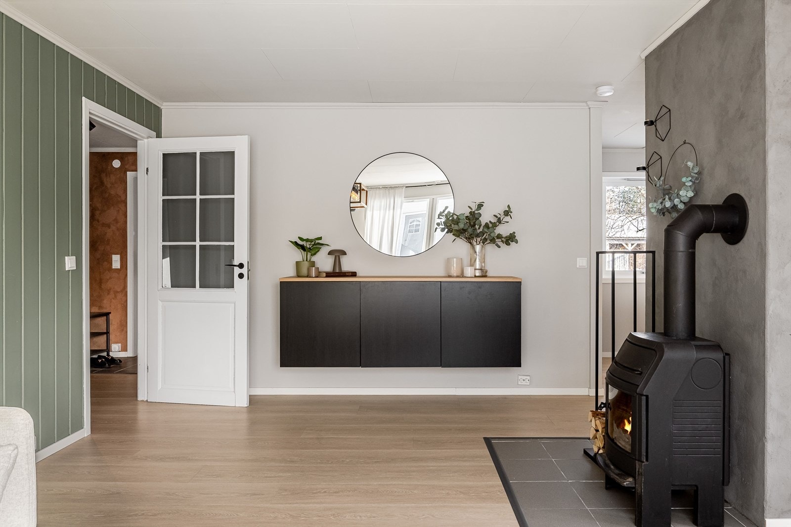 Det ble lagt ny enstavs laminat og nye gulvlister i stue, kjøkken og gang i 2024. Galleribilde