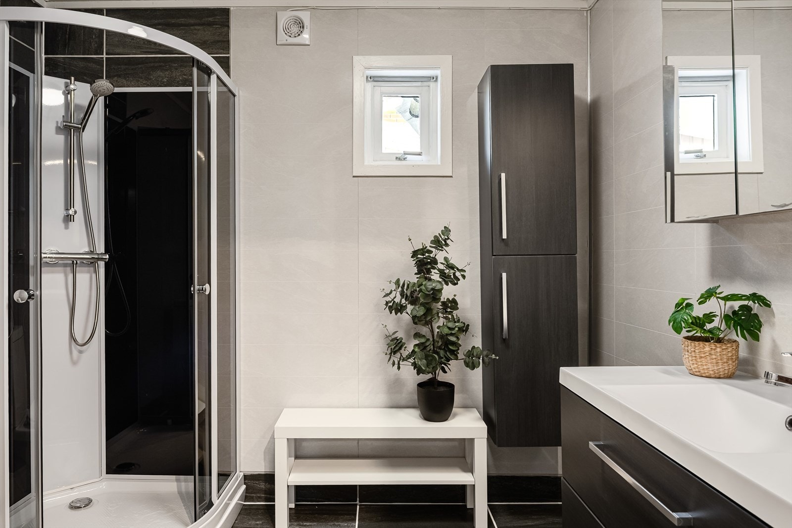 Baderommet er også utstyrt med ekstra høyskap, dusjkabinett og gulvstående toalett. Galleribilde