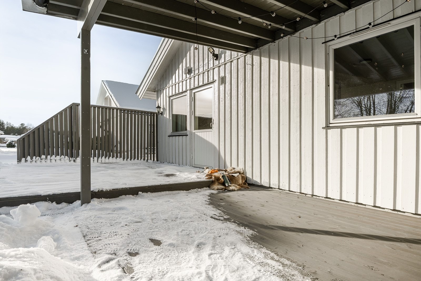 Fra stuen har du utgang til en solrik sydvendt terrasse som ble utvidet i 2022. Galleribilde