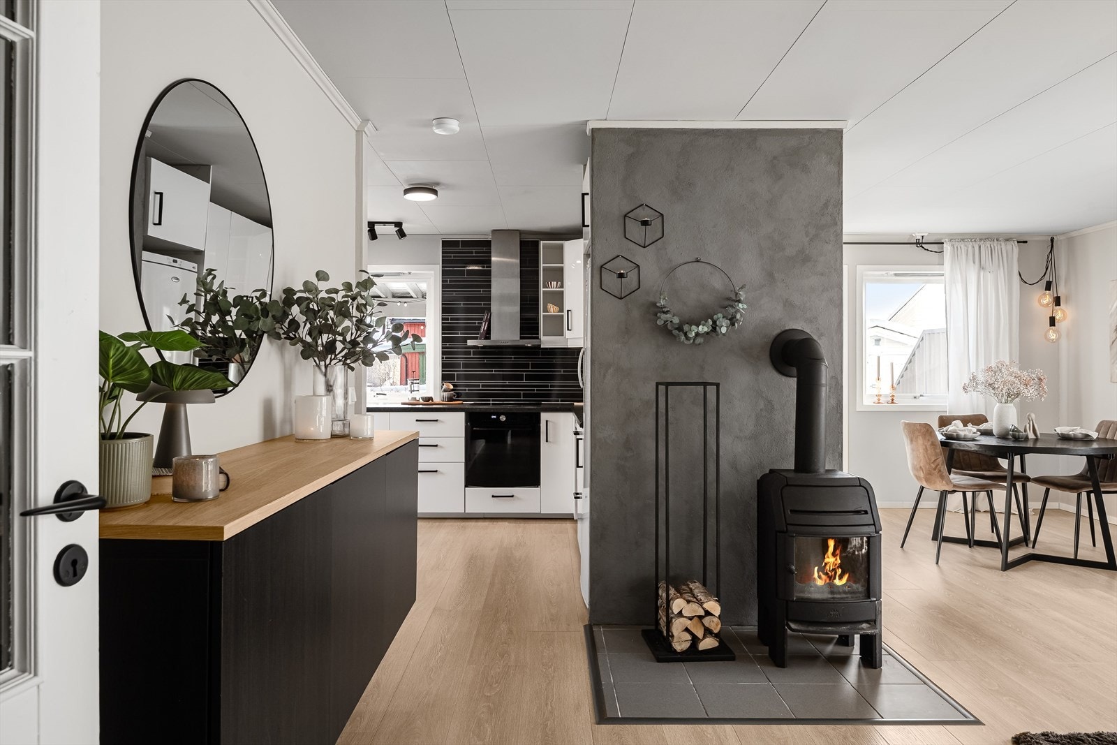 Boligen har en god planløsning på én flate med romslig stue, separat kjøkken med matbod, 3 soverom, baderom og eget vaskerom. Galleribilde