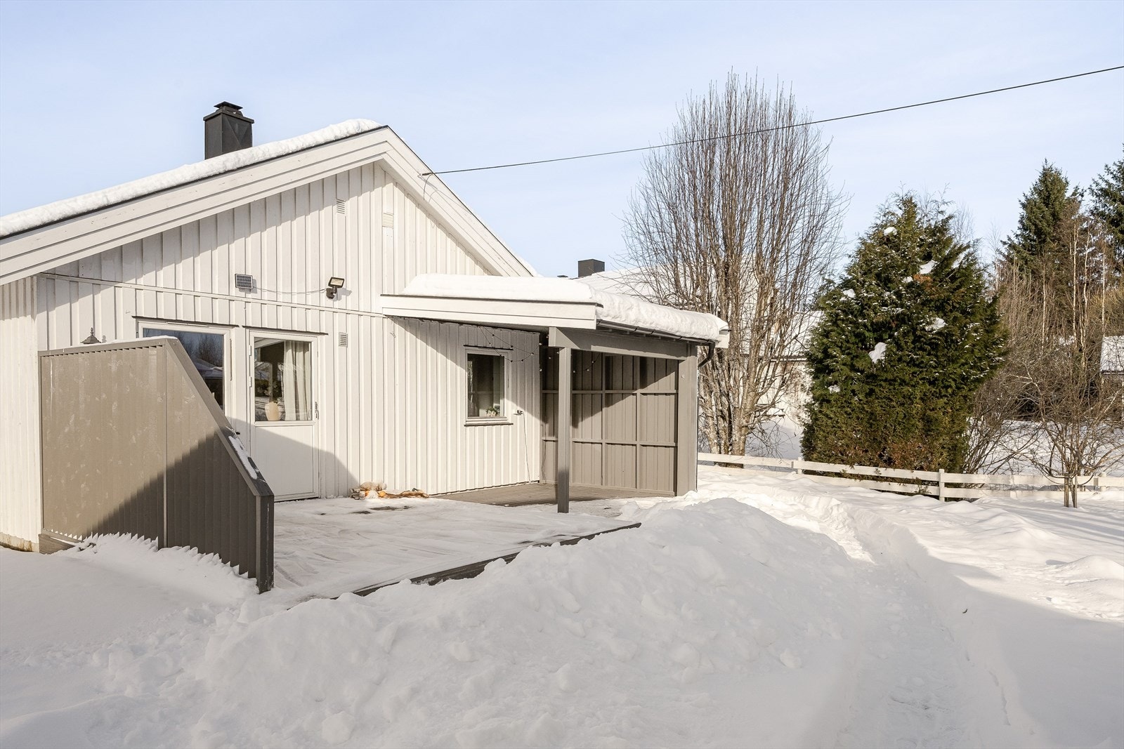 Terrassen har levegger i begge ender som gjør at du sitter lunt og skjermet for innsyn. Dette er uten tvil en fin plass for lange og late sommerdager! Galleribilde