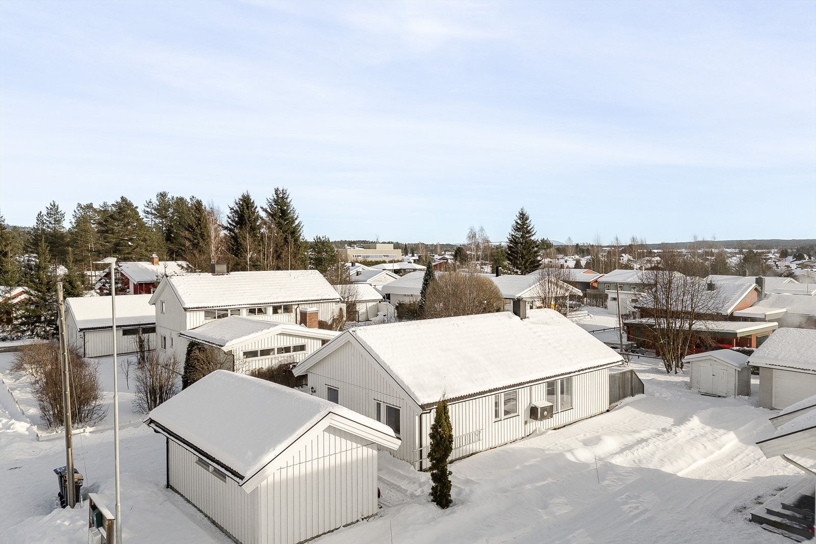 Fra eiendommen er det ca. 2,5 km til sentrum hvor du finner byfasiliteter som kjøpesentre, kaféer, restauranter, forretninger, kino, sykehus, idrettshaller og alle øvrige servicetilbud. Bybussen stopper i Linneavegen, ca. 300 meter fra eiendommen. Galleribilde