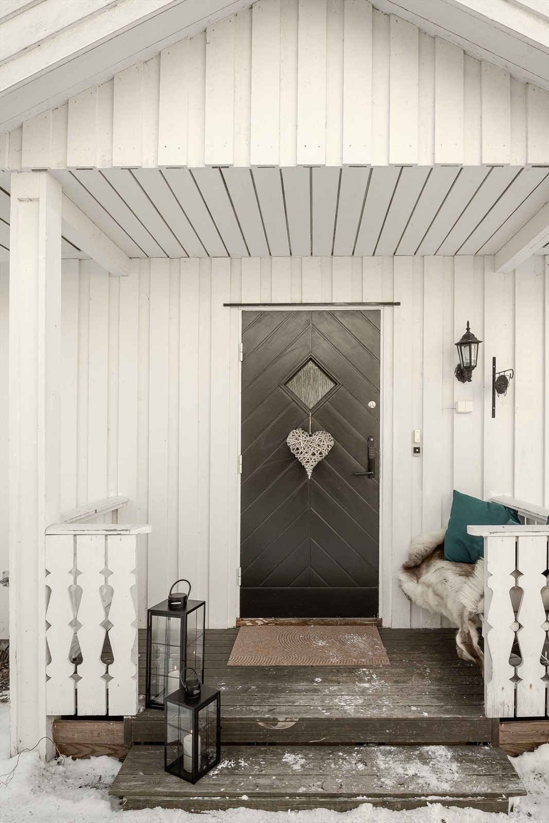 Du ønskes velkommen inn via et hyggelig overbygget inngangsparti med sittebenk. Montert ringeklokke, utebelysning og utvendig stikkontakt på vegg. Galleribilde