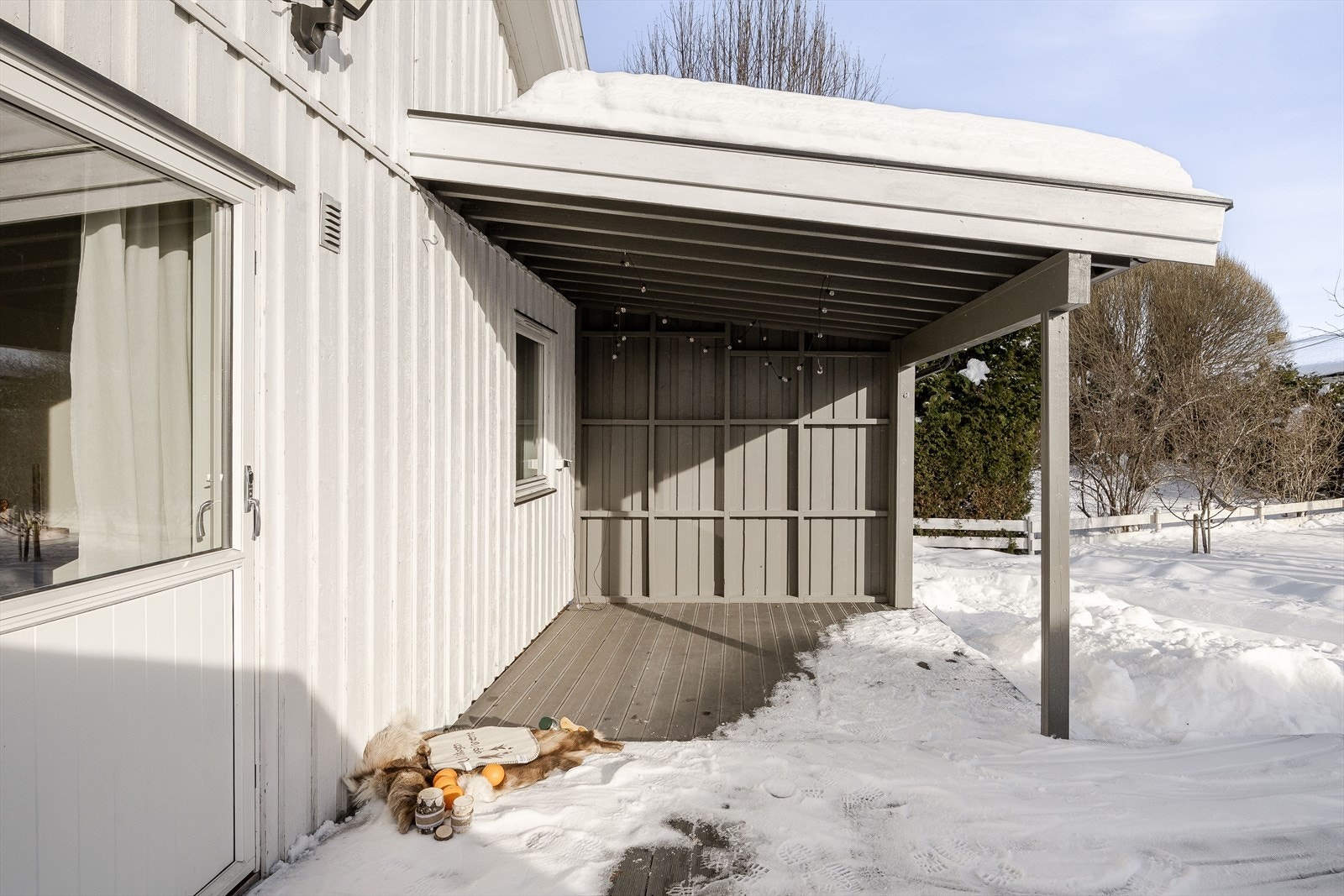 Terrassen har impregnerte terrassebord på gulv og god plass til sittegrupper etter eget ønske og behov. Omtrent halve terrassen har takoverbygg fra 2020. Galleribilde