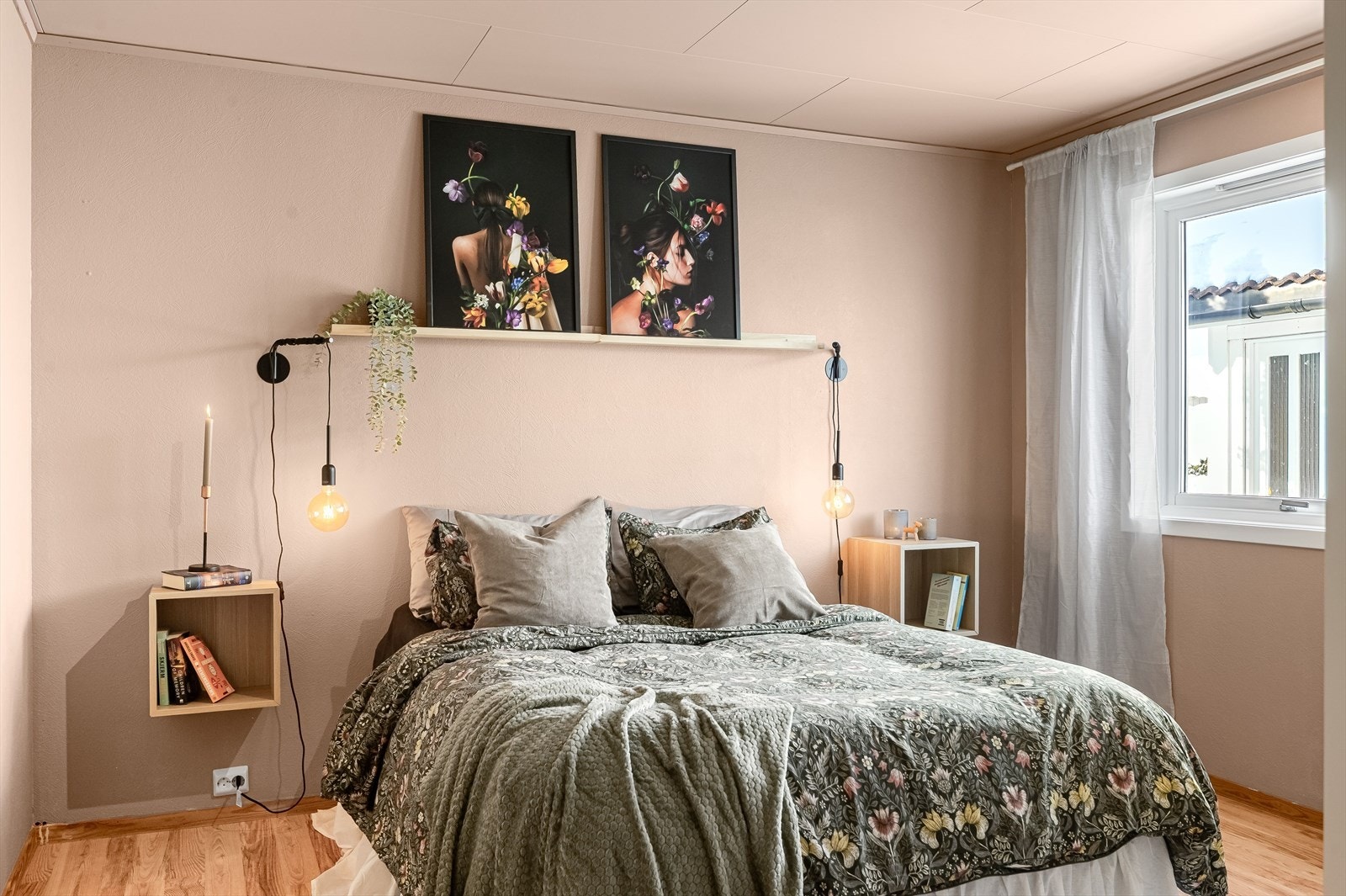 Boligen har et lyst og innbydende hovedsoverom som er malt i en fin farge. Galleribilde