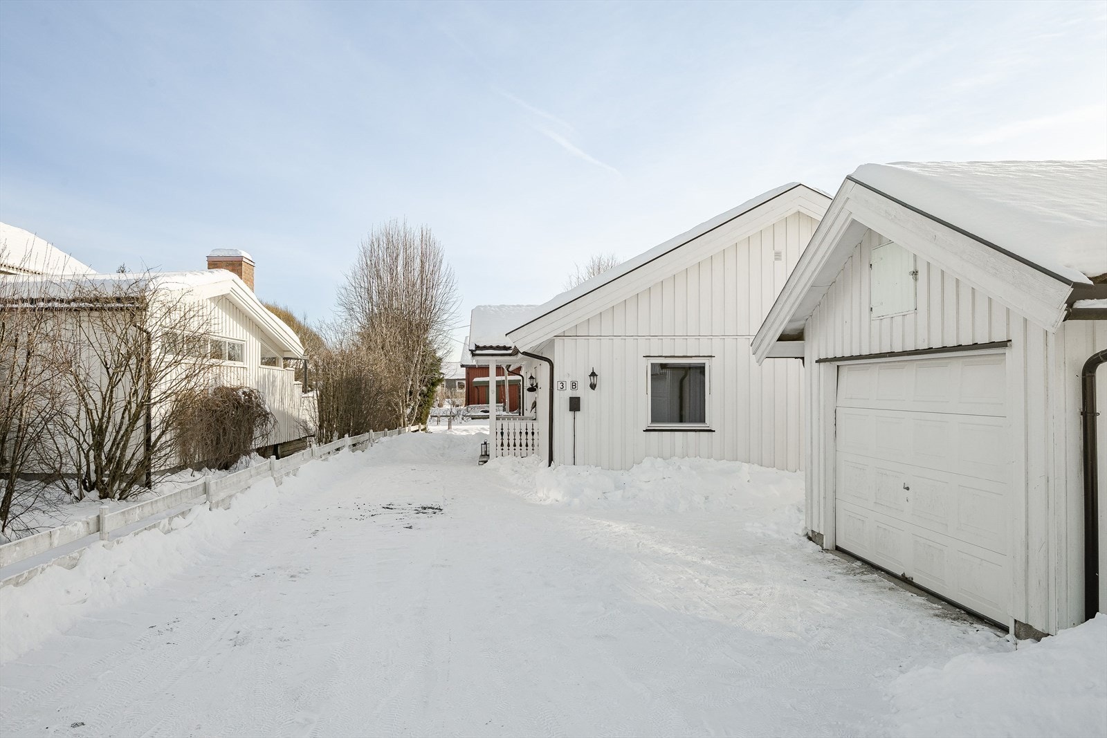 Eiertomt på ca. 641,4m². Solrik og tilnærmet flat tomt. Tomten er opparbeidet med plen og noe beplantning. Gruset innkjøring og gårdsplass. Galleribilde