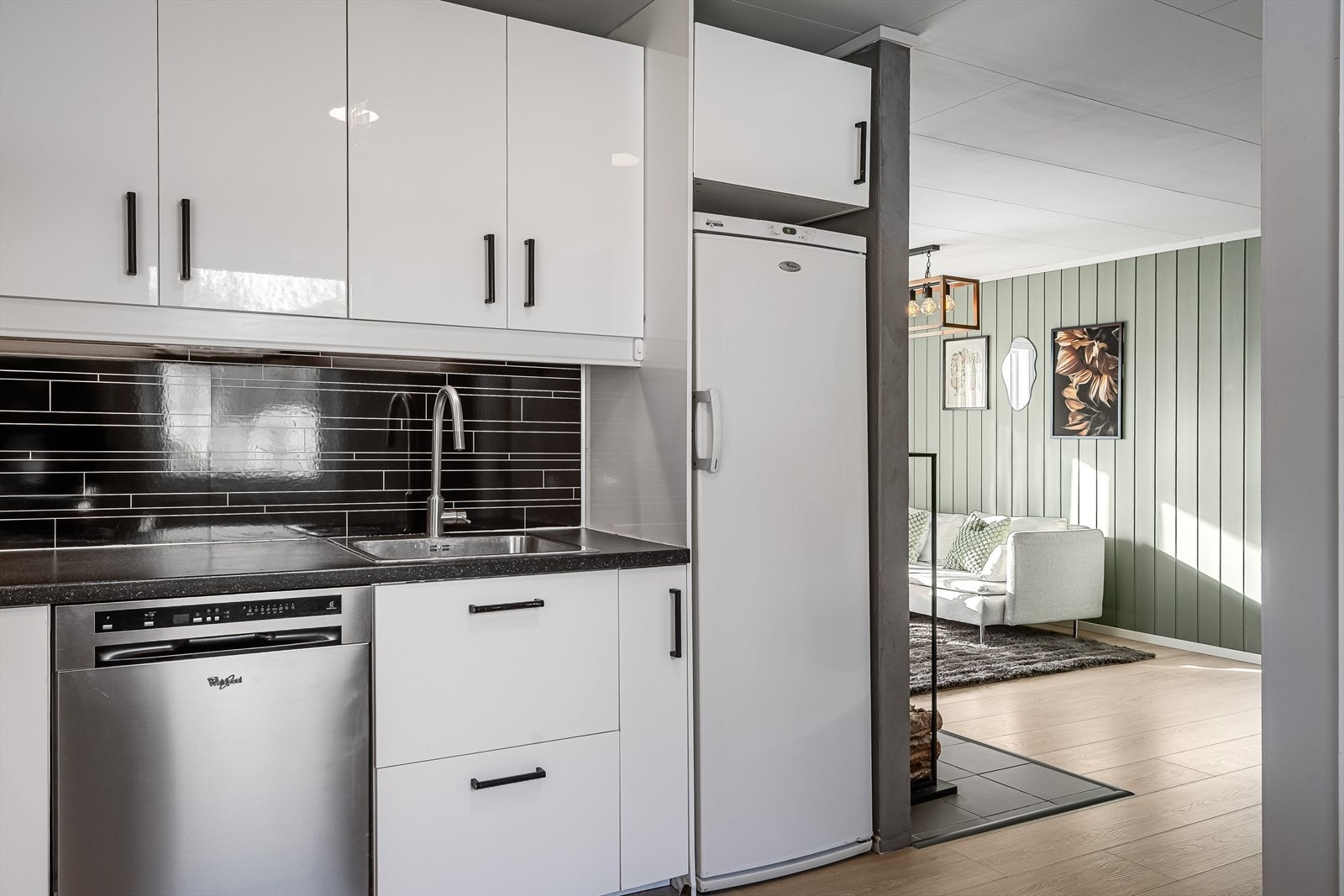 Kjøkkenet er utstyrt med medfølgende integrerte hvitevarer som nedfelt platetopp og stekeovn. Det er også plass til frittstående oppvaskmaskin og kjøleskap (følger i utgangspunktet ikke med, men kan avtales med selger). Galleribilde