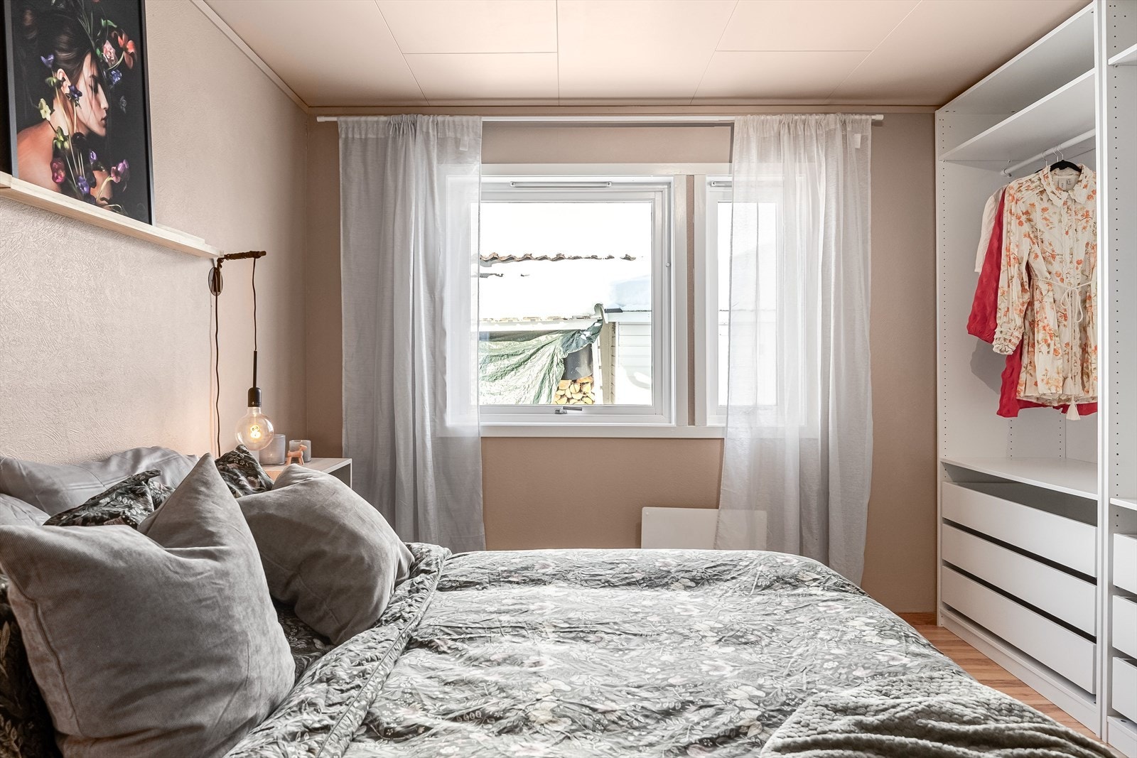 Soverommet har store vinduer som slipper inn fint lys. Galleribilde