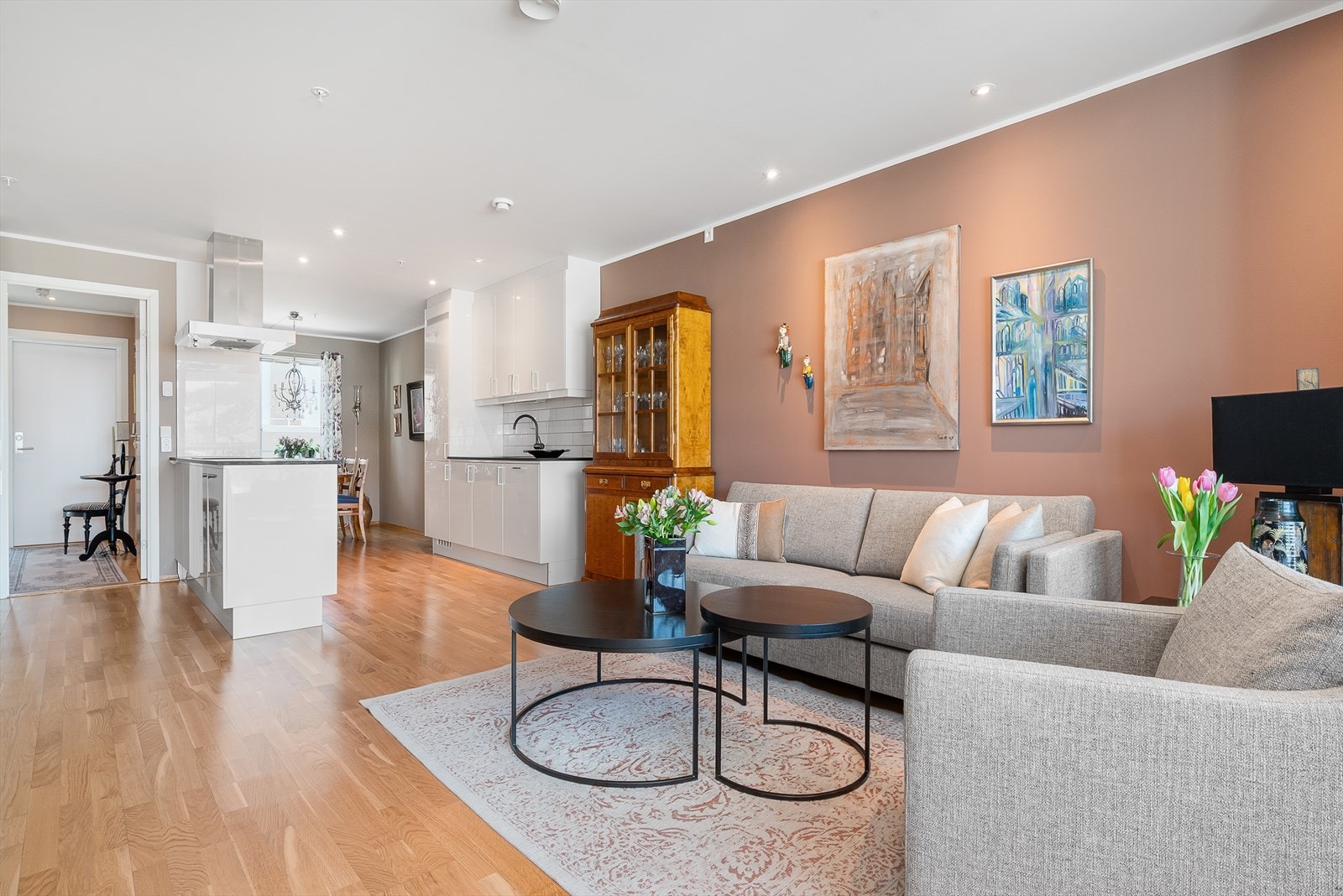 Stue med åpen løsning mot kjøkkenet. Galleribilde