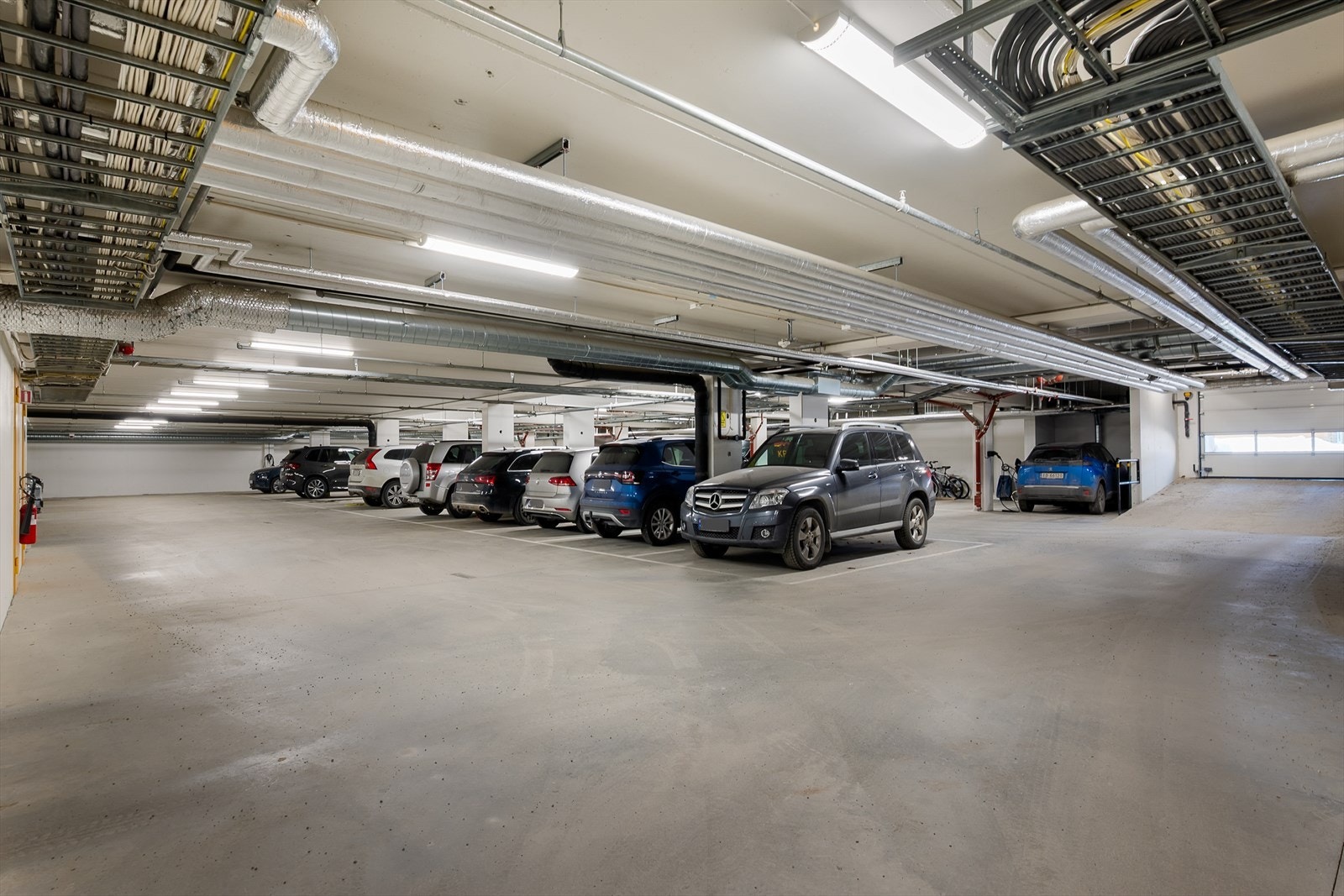 I p-kjeller er det egen biloppstillingsplass samt sportsbod. Galleribilde