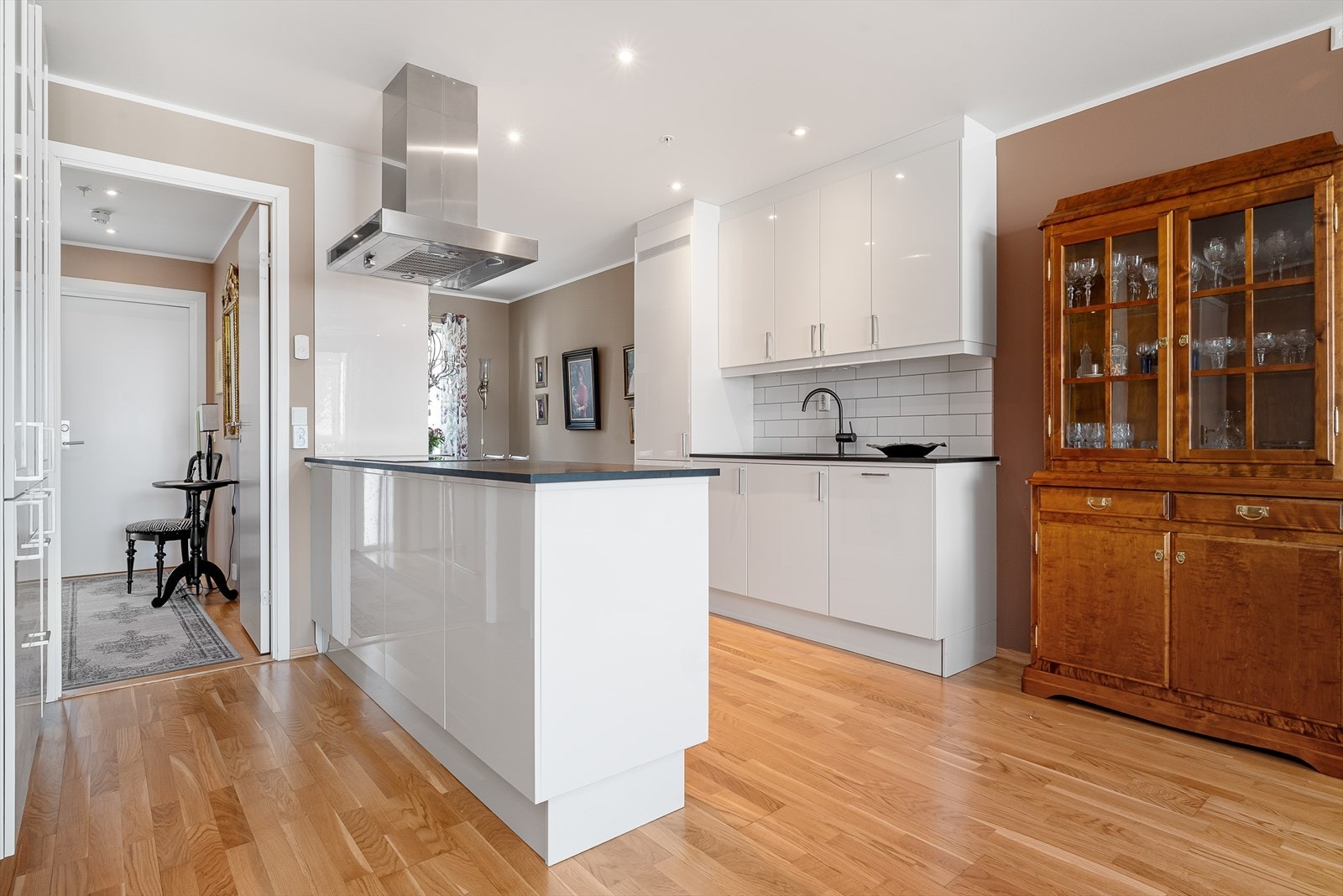 Kjøkken med god oppbevaringsplass og integrerte hvitevarer. Galleribilde