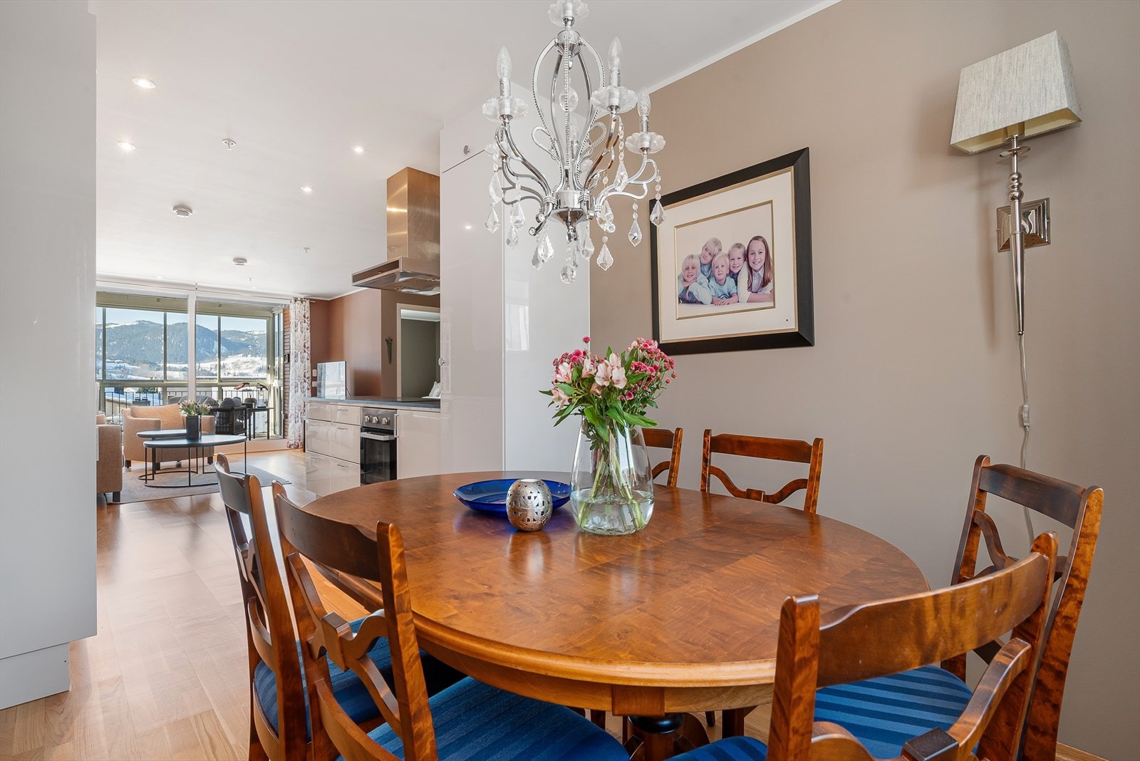 Praktisk med plass til spisebord i nær tilknytning til kjøkkenet. Galleribilde