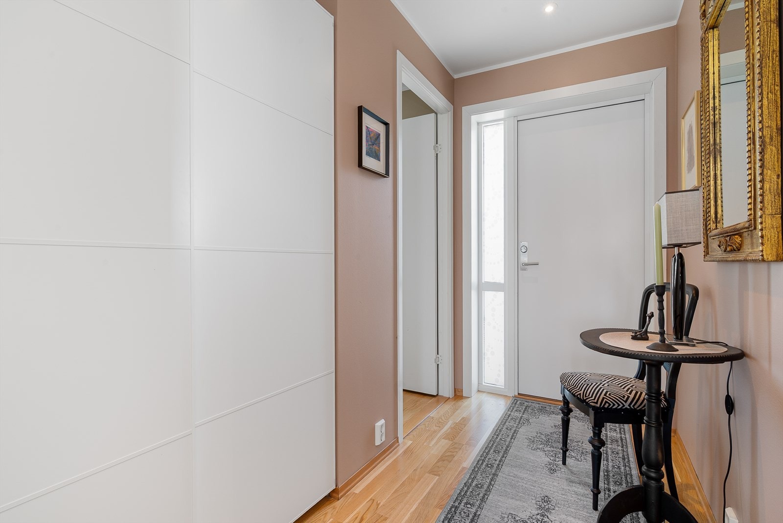 Entré med romslig skyvedørsgarderobe. Galleribilde