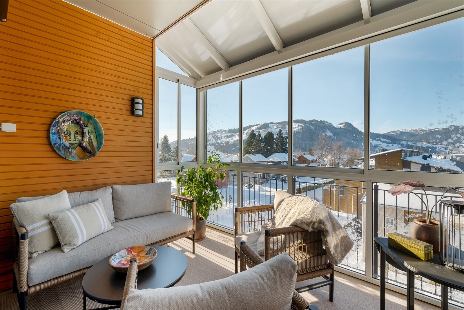 Vestvendt balkong som er innglasset og blir en forlengelse av stua. Galleribilde