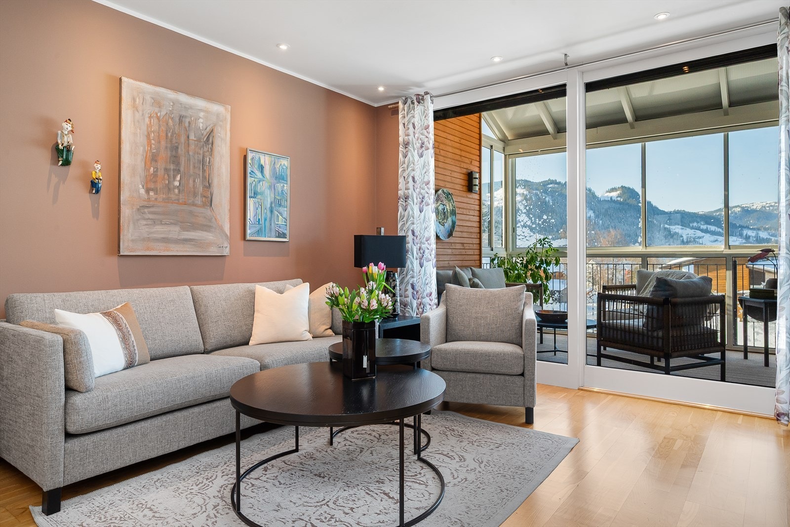 Det er screens på stuevindu og balkong. Galleribilde