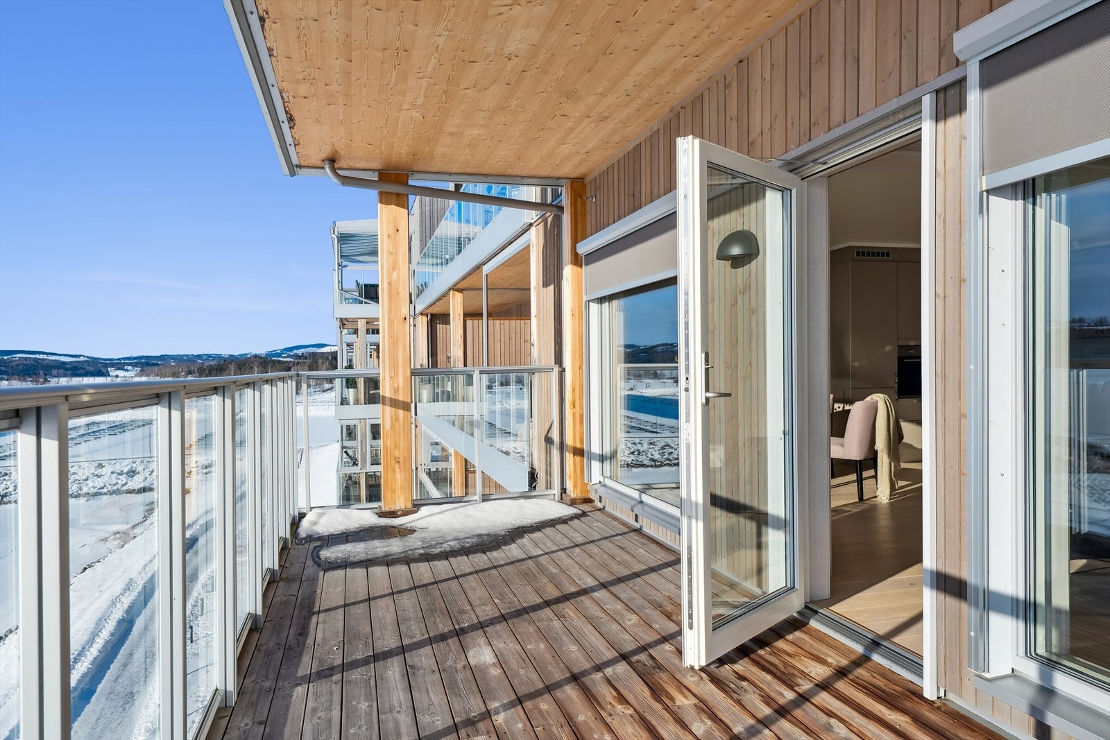 Verandaen har takoverbygg og rekkverk i glass og metall som ivaretar utsikten. Galleribilde