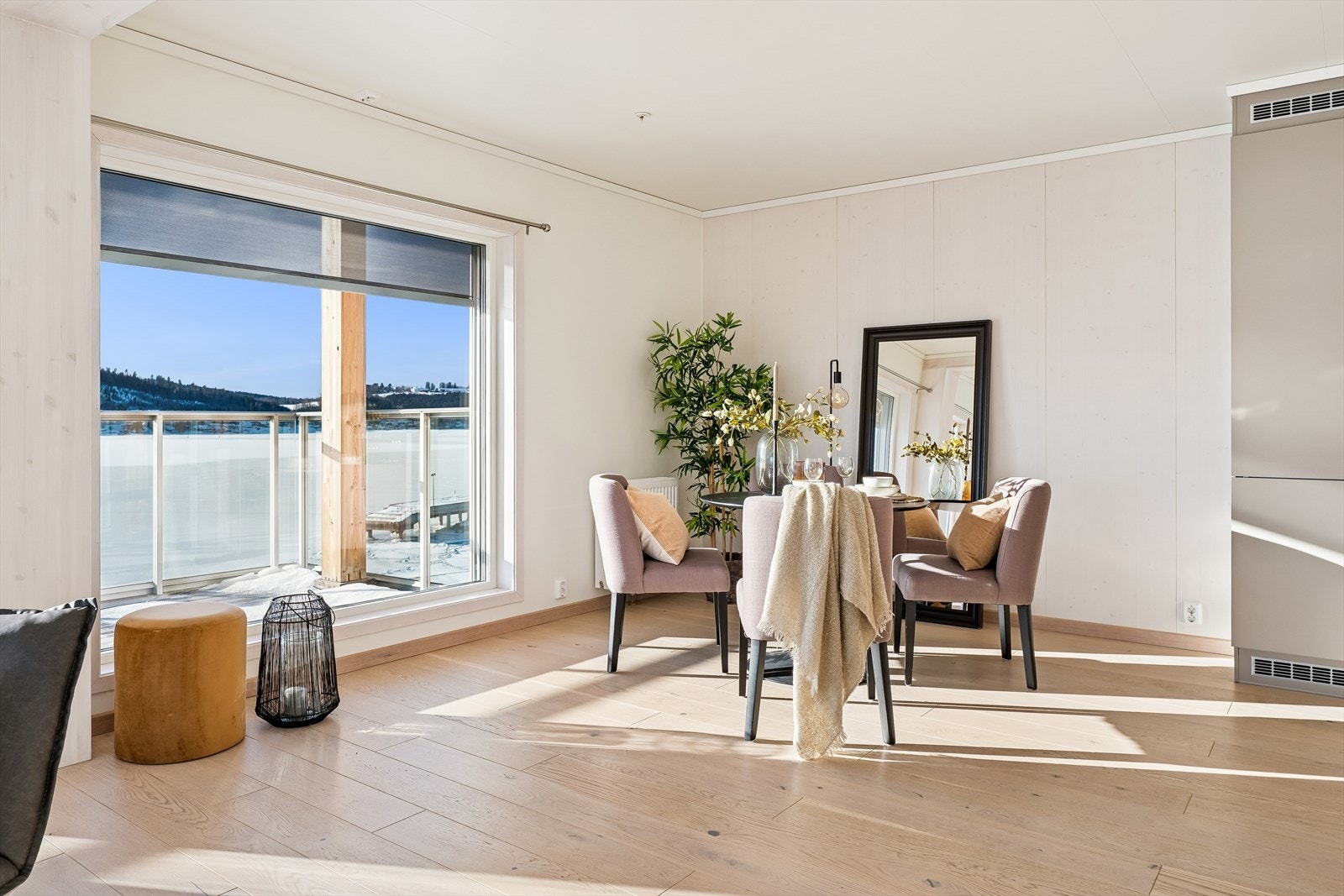 Spisestuen er plassert i tilknytning til kjøkkenet, med plass til et stort spisebord. Galleribilde