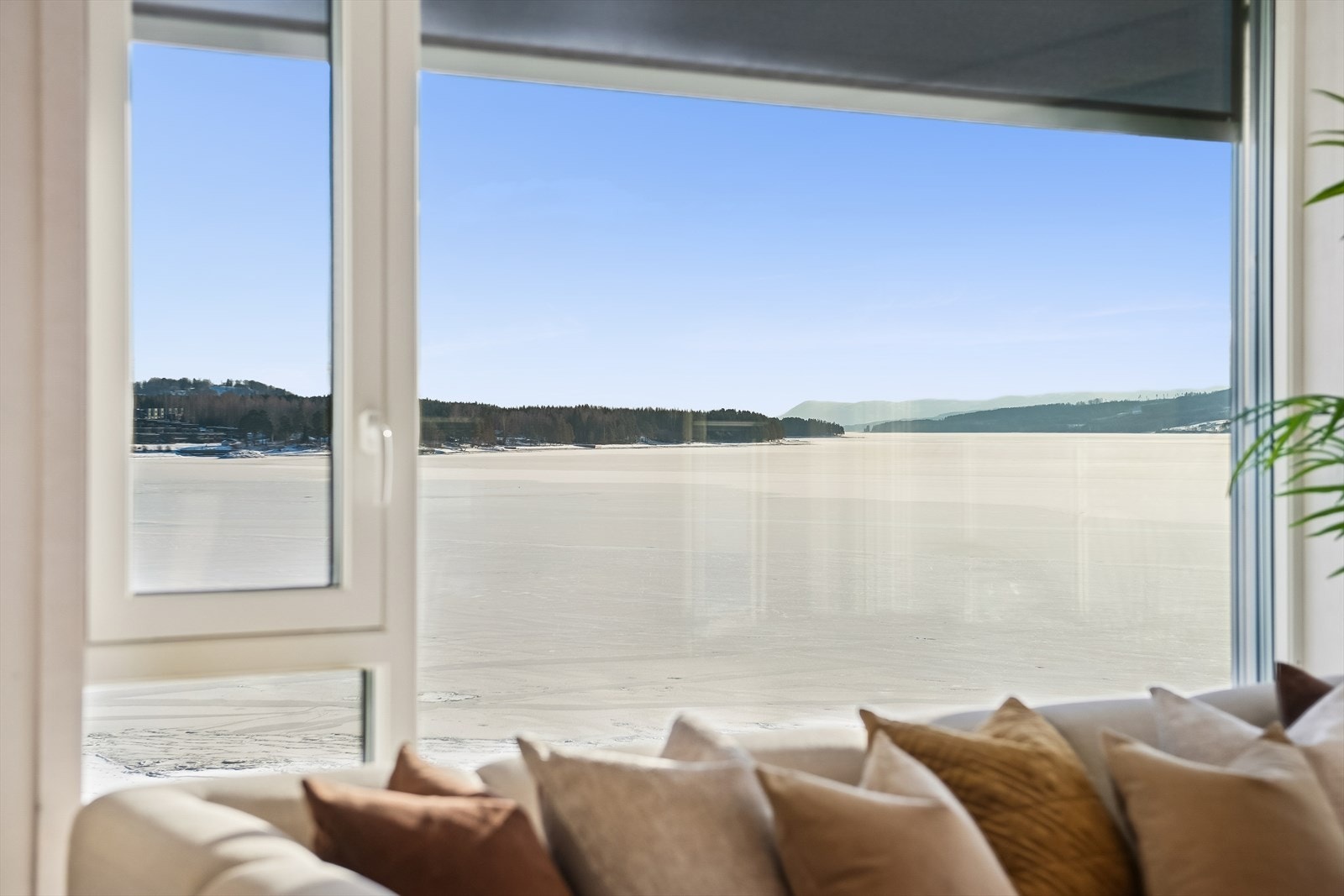 De store vindusflatene gir både flott utsikt og godt gjennomlys i hele leilighetem Det er montert screens på flere vinduer. Galleribilde