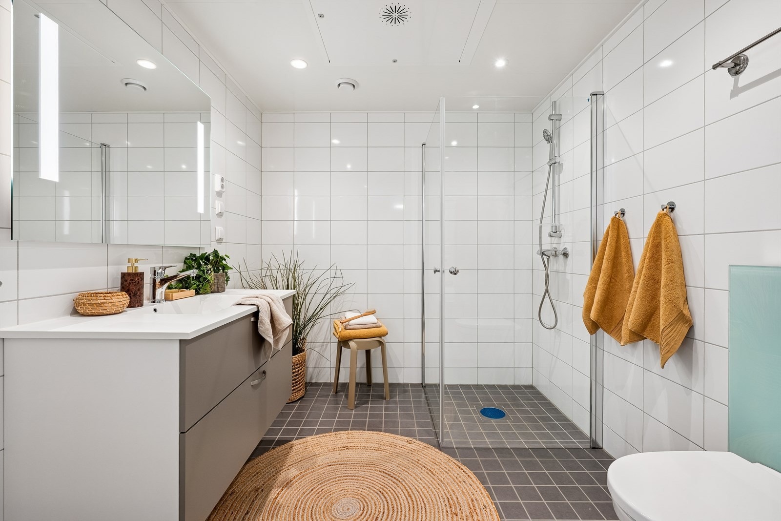 Det andre badet er kombinert vaskerom med opplegg for vaskemaskin. Begge bad har gulvvarme. Galleribilde