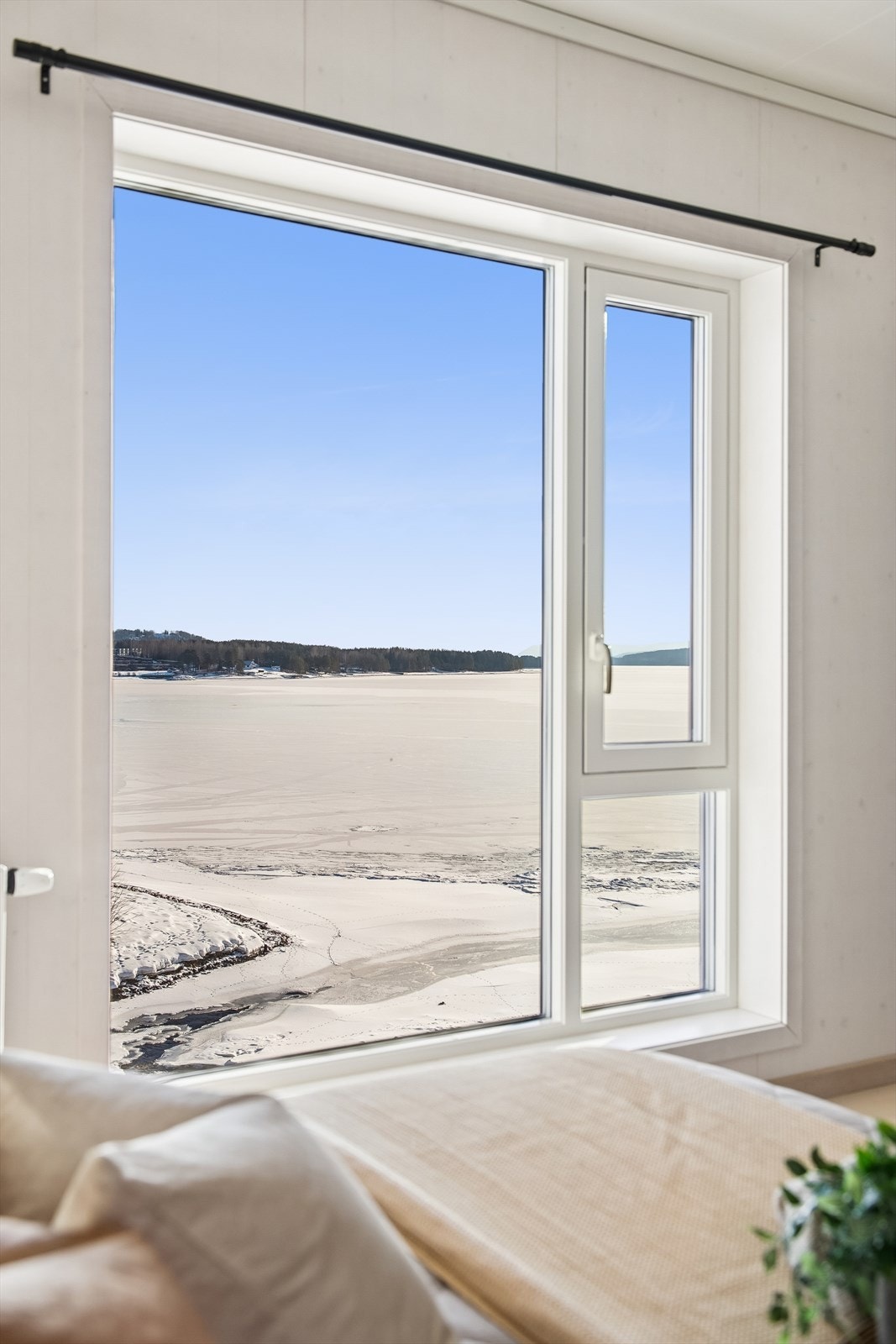 Her starter dagen med dene utiskten! Vinduene i leiligheten er utført i tre med 3-lags isolerglass for god isolasjon. Galleribilde