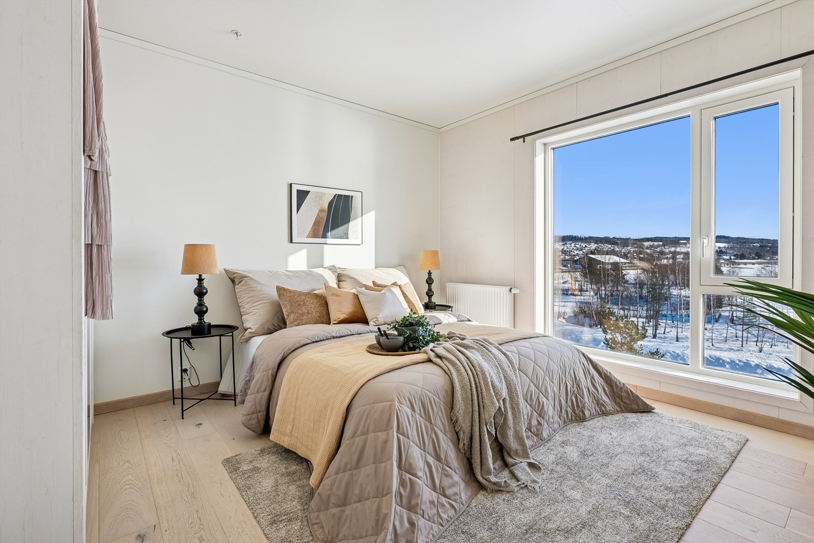 Leiligheten har tre soverom. Hovedsoverommet er romslig med plass til dobbeltseng og garderobeløsning. Galleribilde