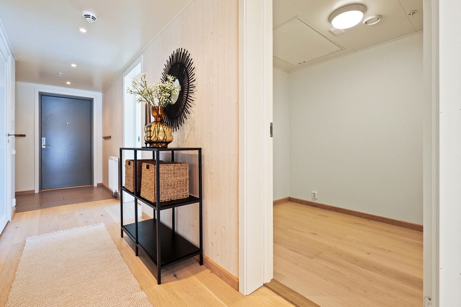 En praktisk innvendig bod gir ekstra lagringsplass. Her er også ventilasjonsaggregatet plassert. Galleribilde